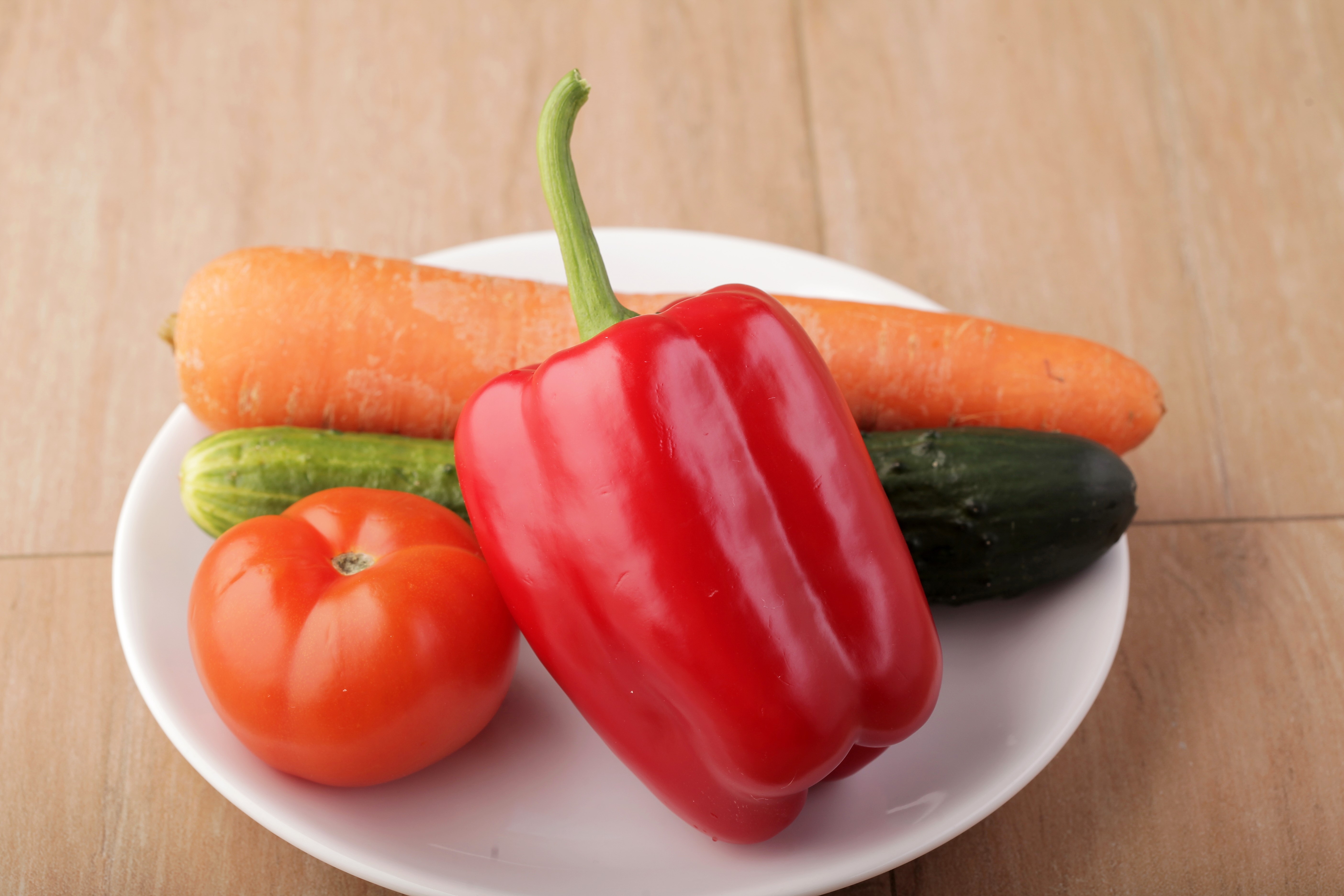 Vegetables on a Plate: Bell Pepper, Carrots, Cucumbers, Tomato HD Wallpaper
