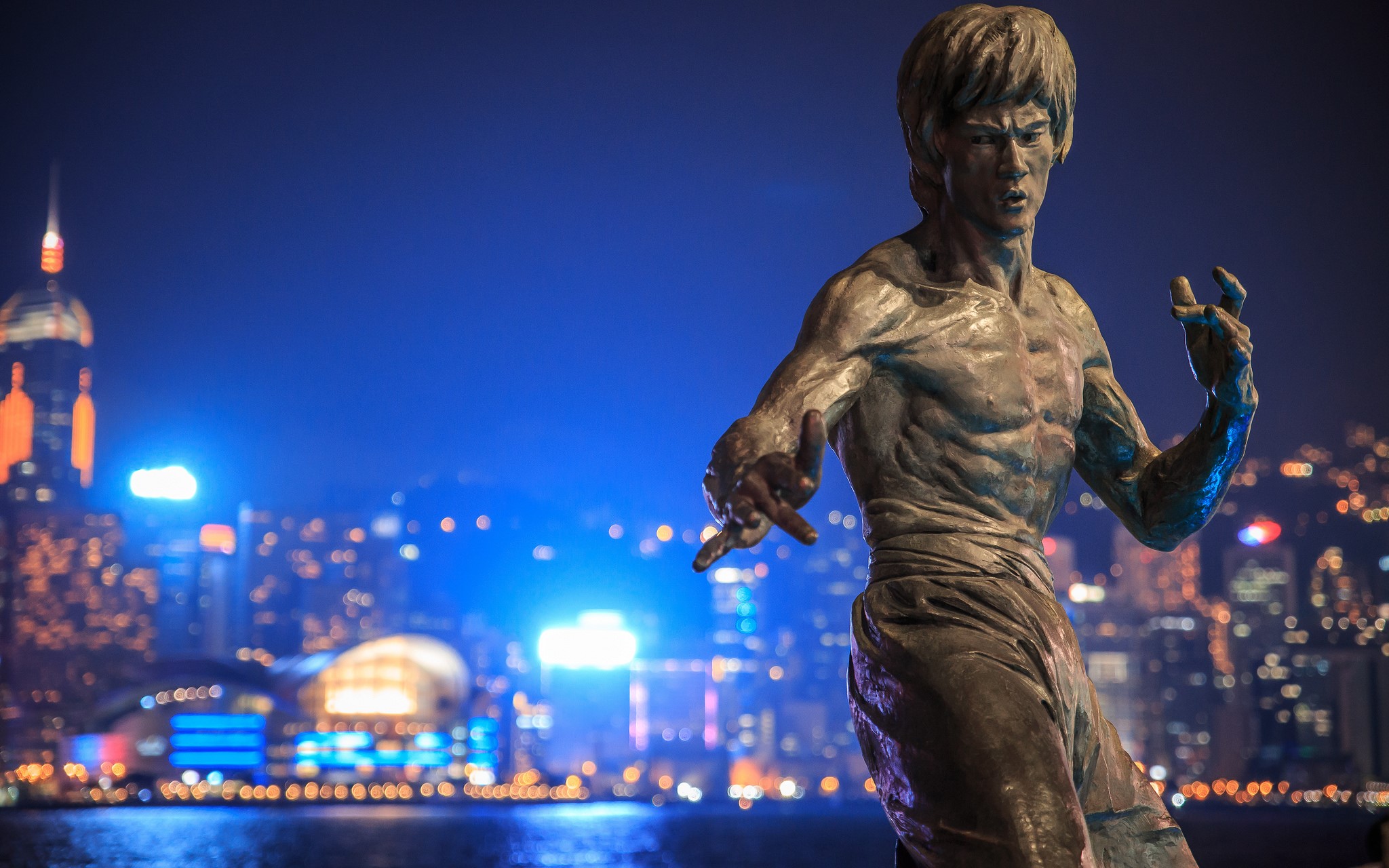 Bruce Lee statue in Hong Kong at night HD Wallpaper
