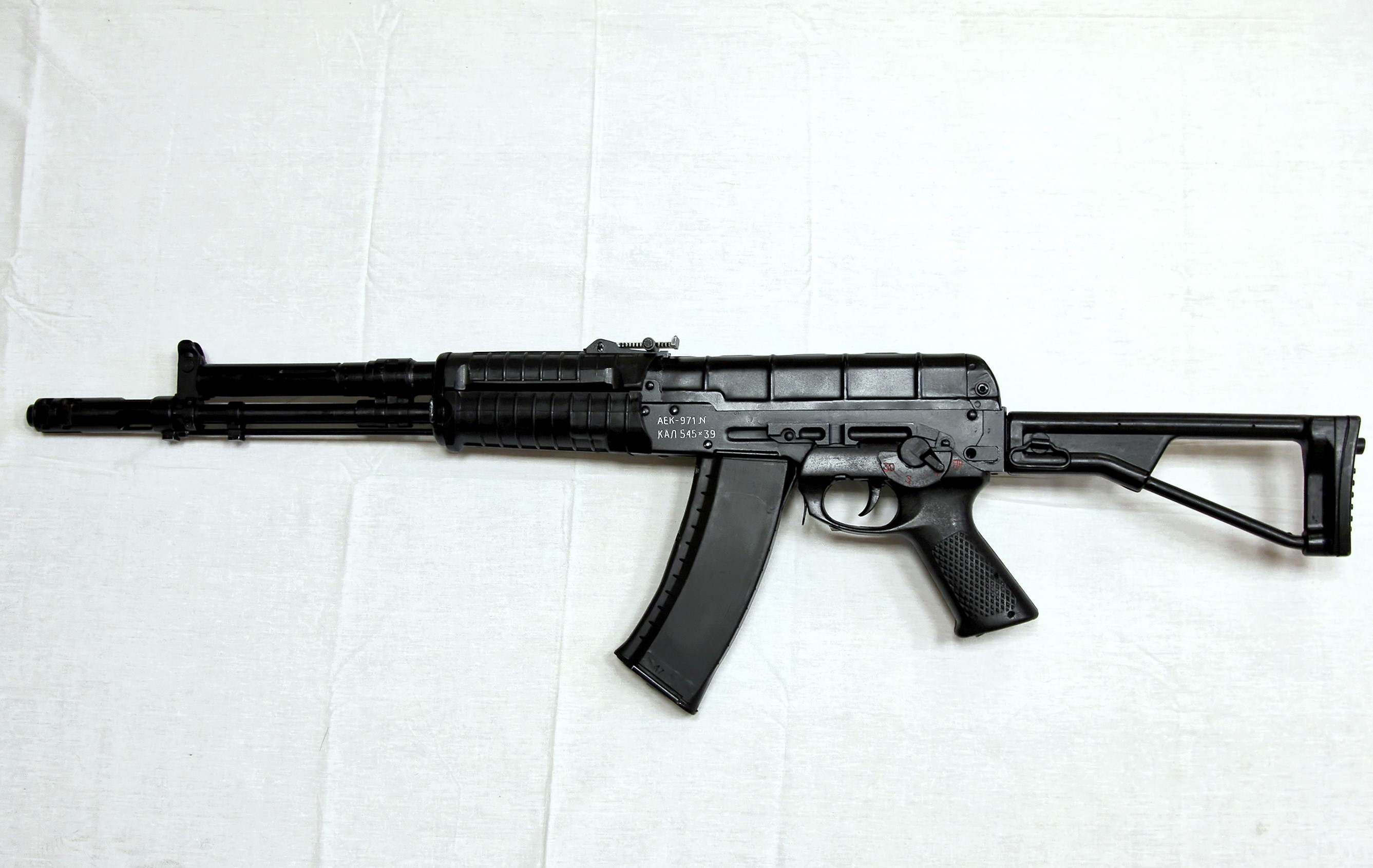 AK-105 assault rifle HD Wallpaper