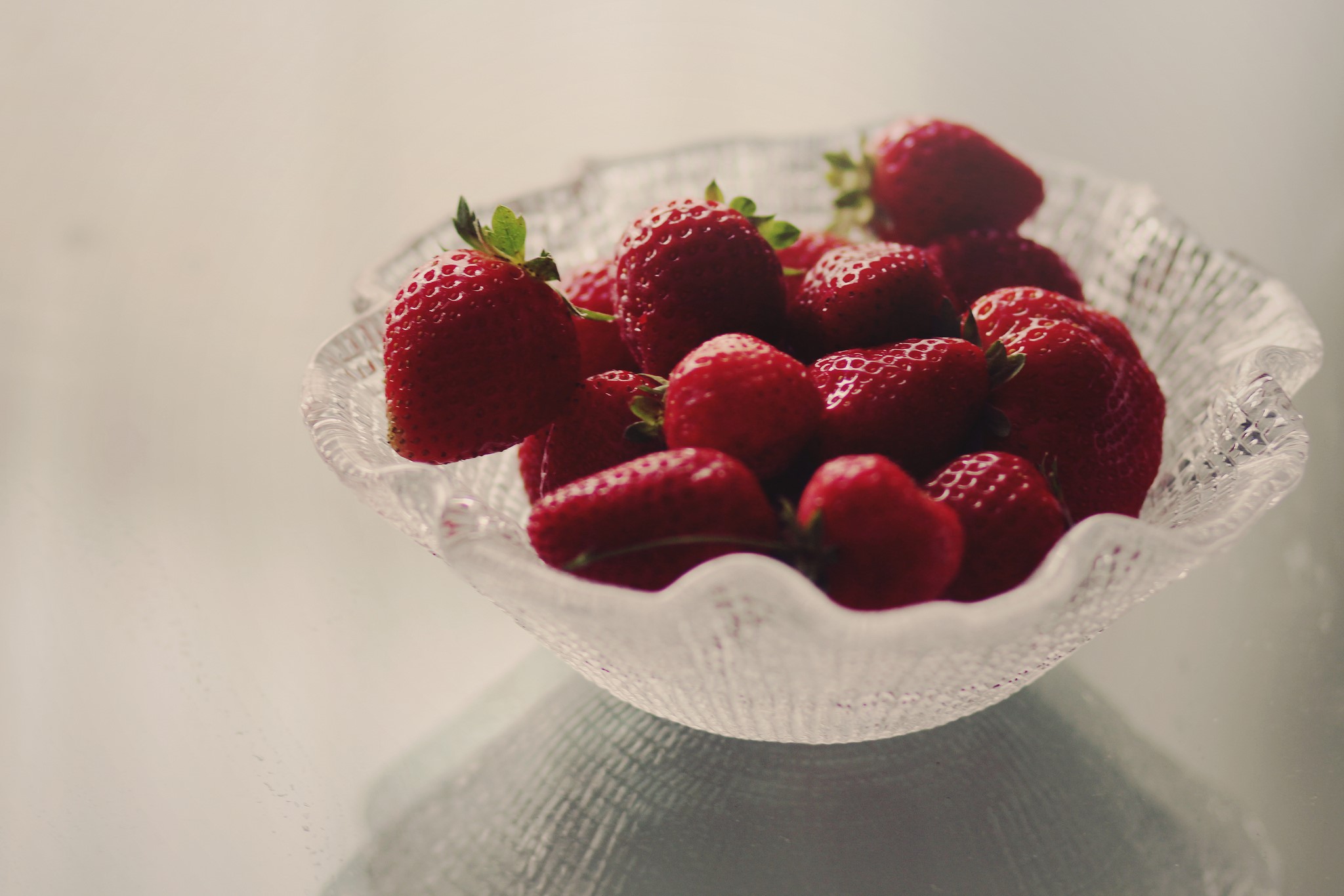 Strawberries in a glass bowl HD Wallpaper