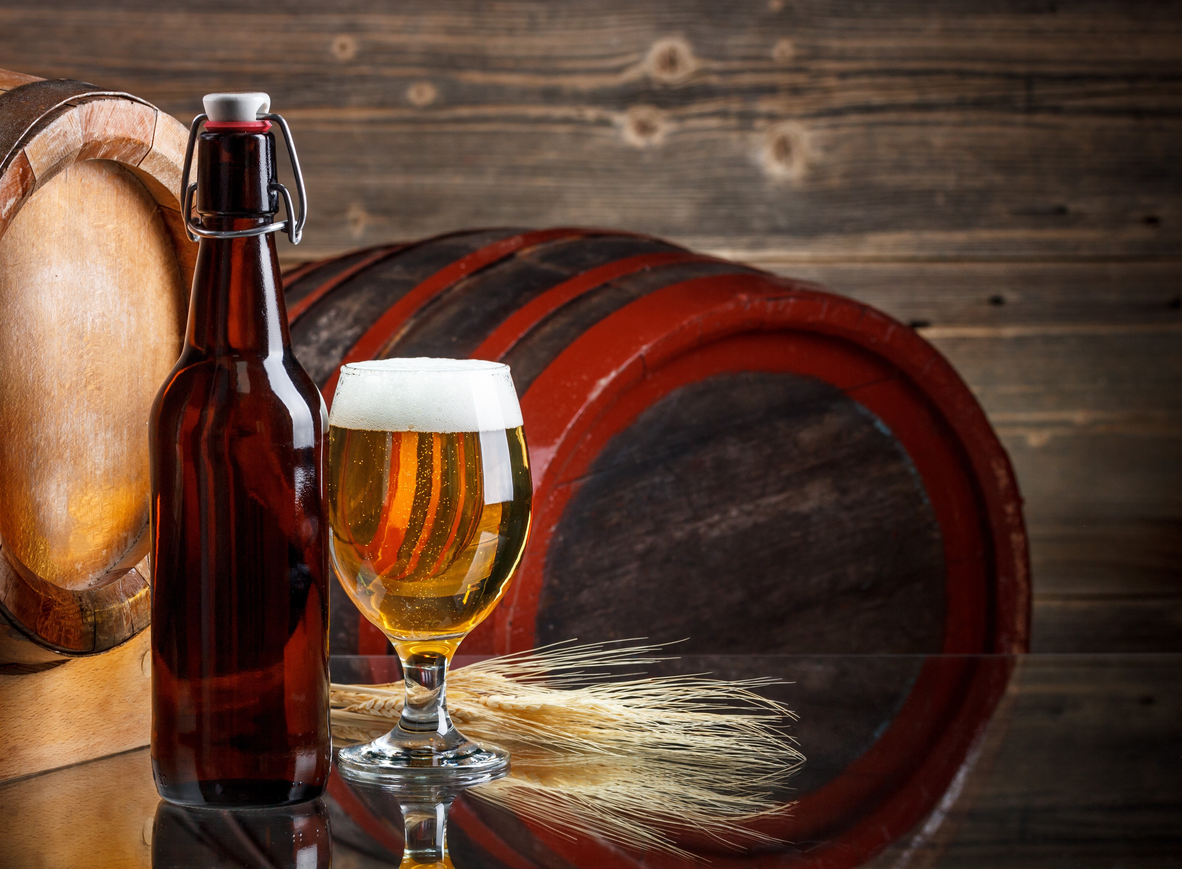 Beer bottle and glass with barrel HD Wallpaper