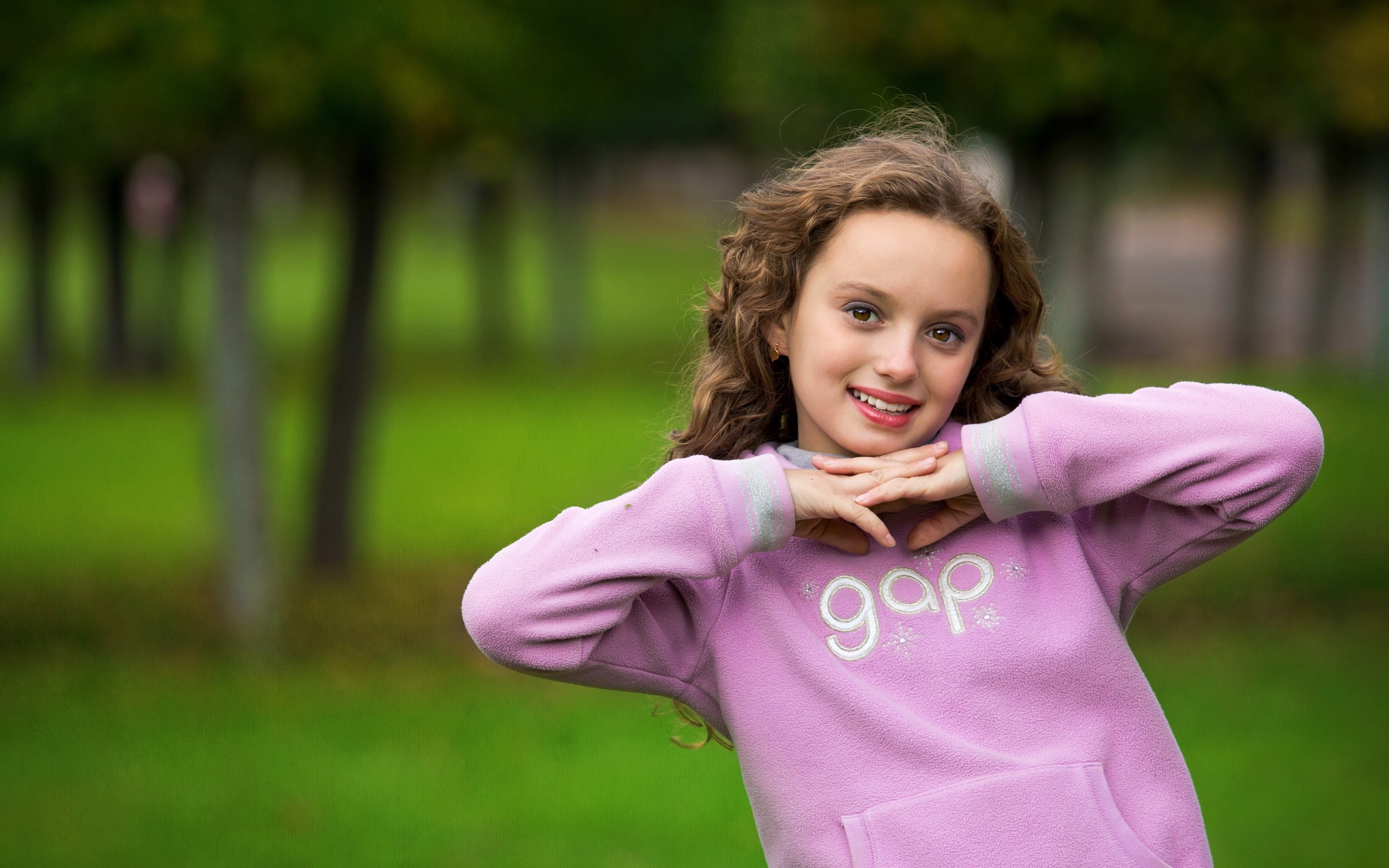 Young girl in a pink Gap hoodie outdoors HD Wallpaper