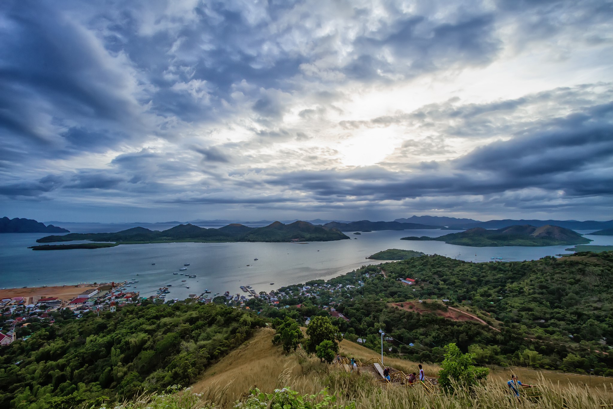View of islands and coastline from a grassy hill HD Wallpaper
