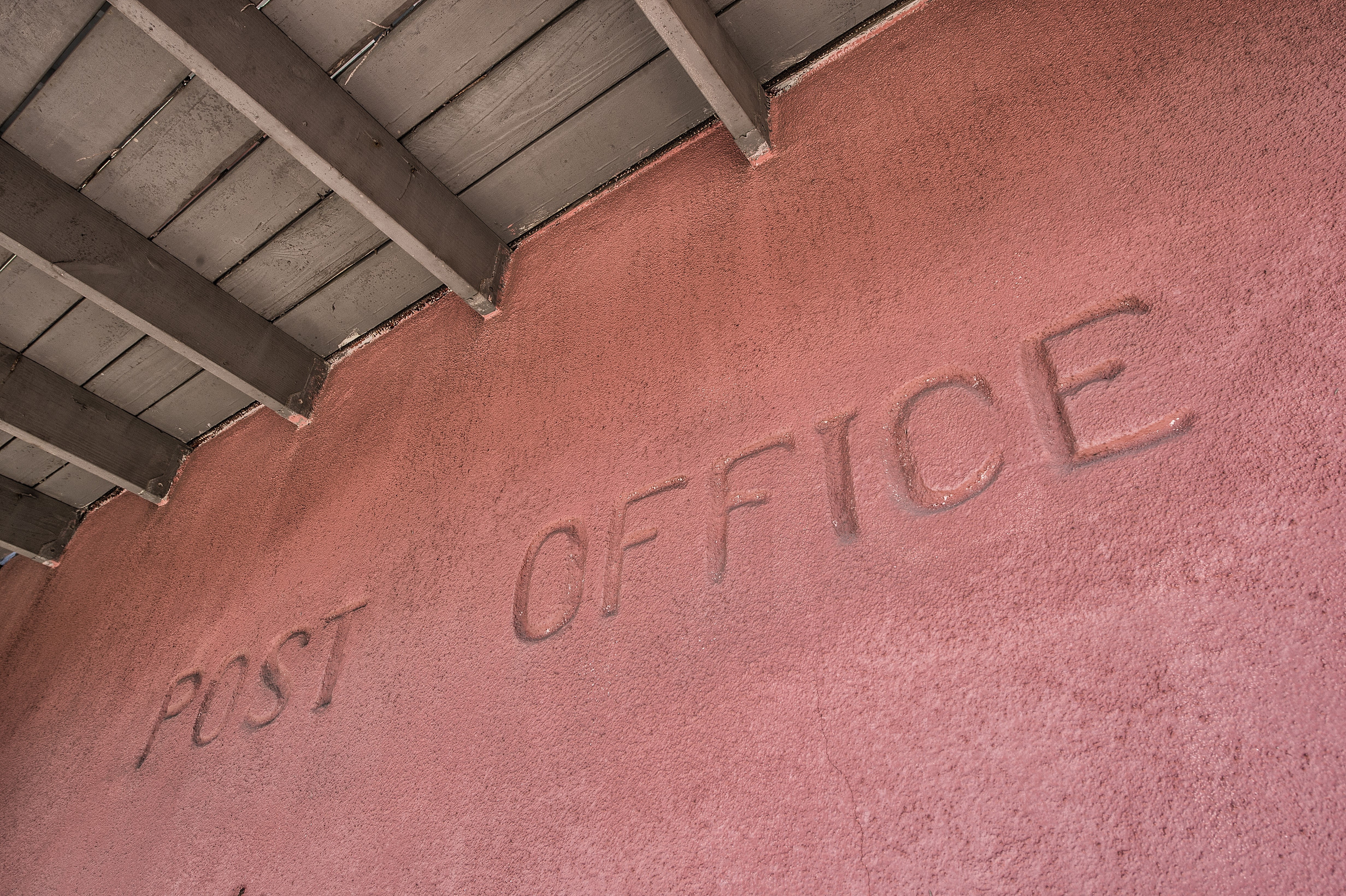 Post Office sign carved into a pink wall HD Wallpaper