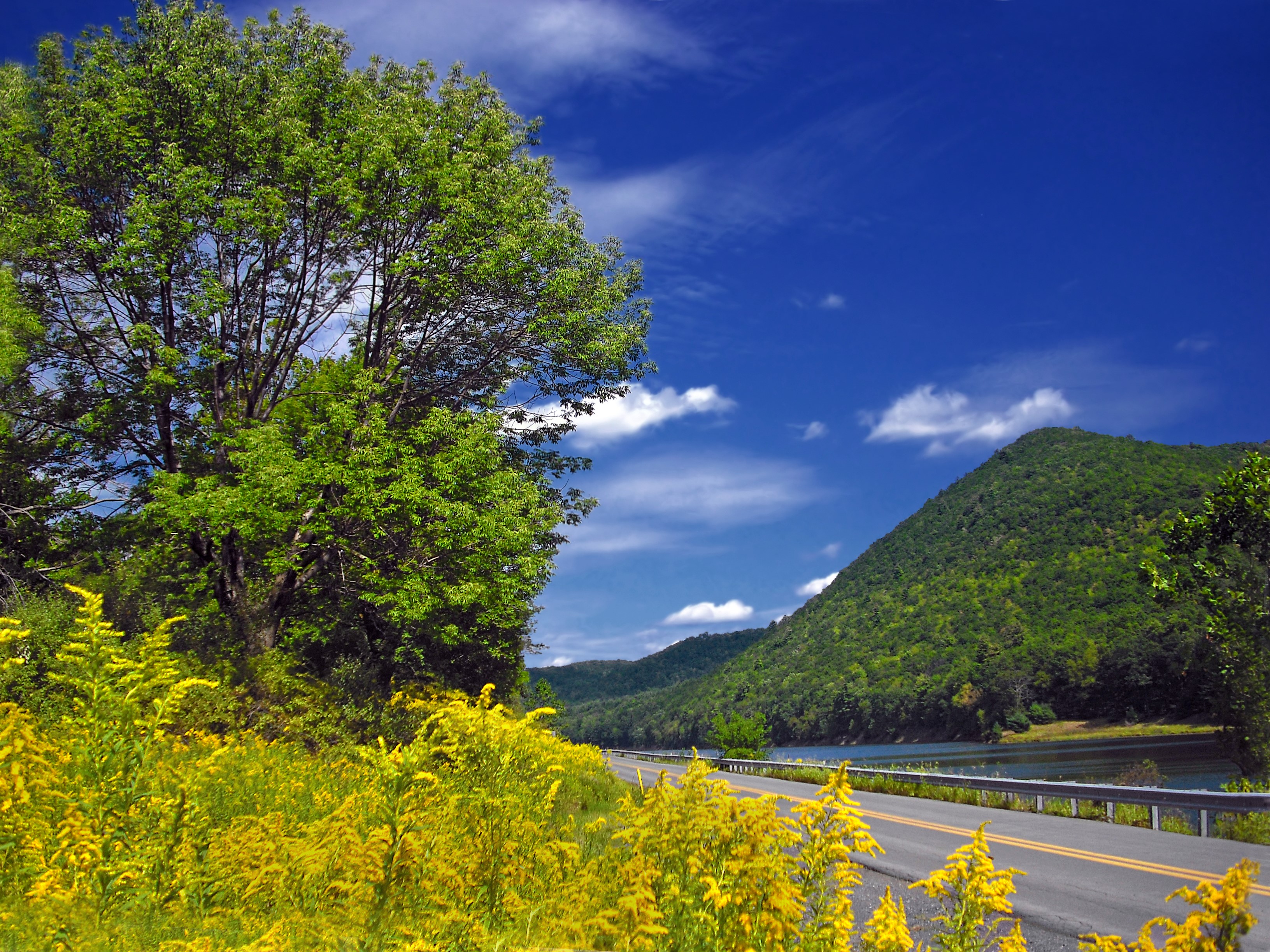 Roadside view of mountains and a lake in Pennsylvania HD Wallpaper
