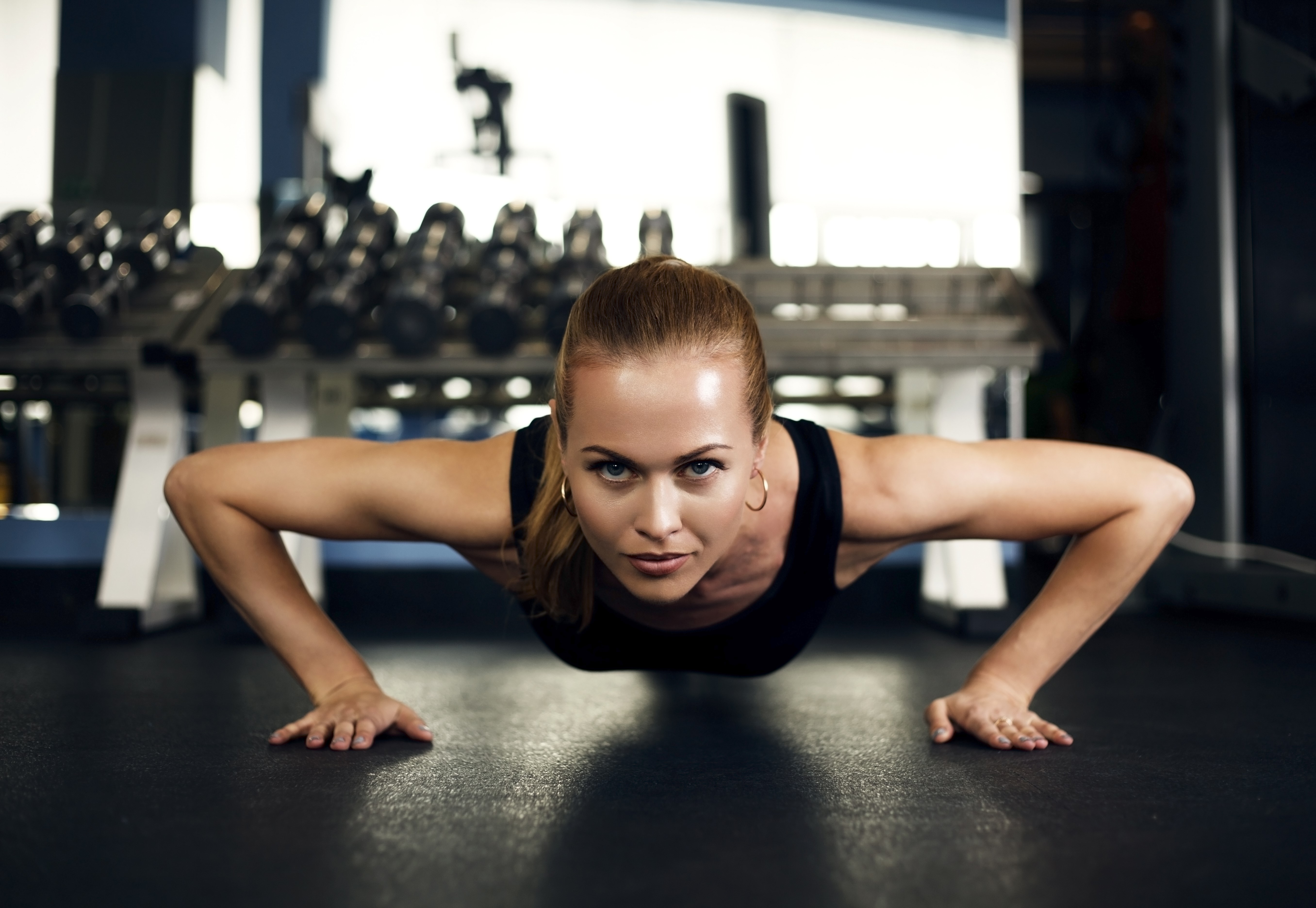 Woman doing push-ups in a gym HD Wallpaper