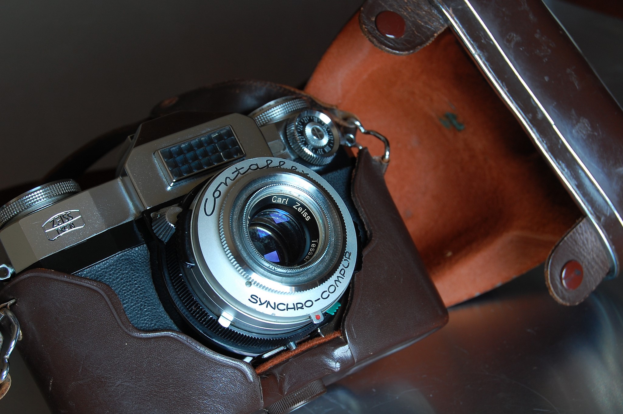 Zeiss Contaflex Super camera with leather case HD Wallpaper
