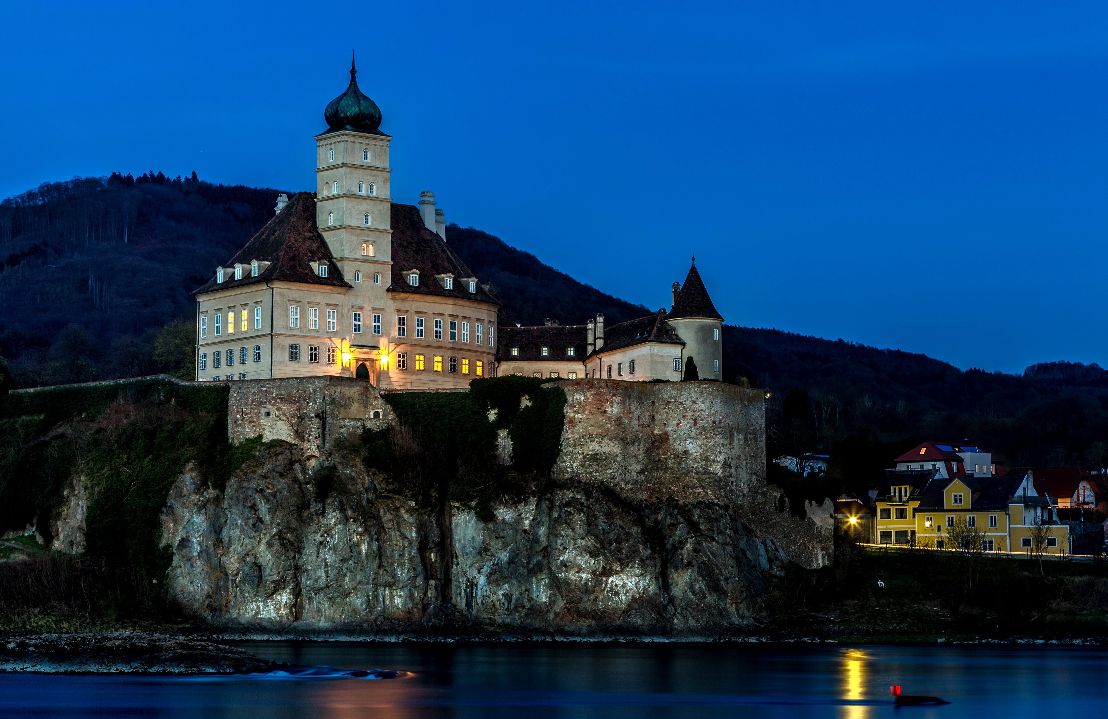 Schloss Schönbühel castle on a cliff at dusk HD Wallpaper