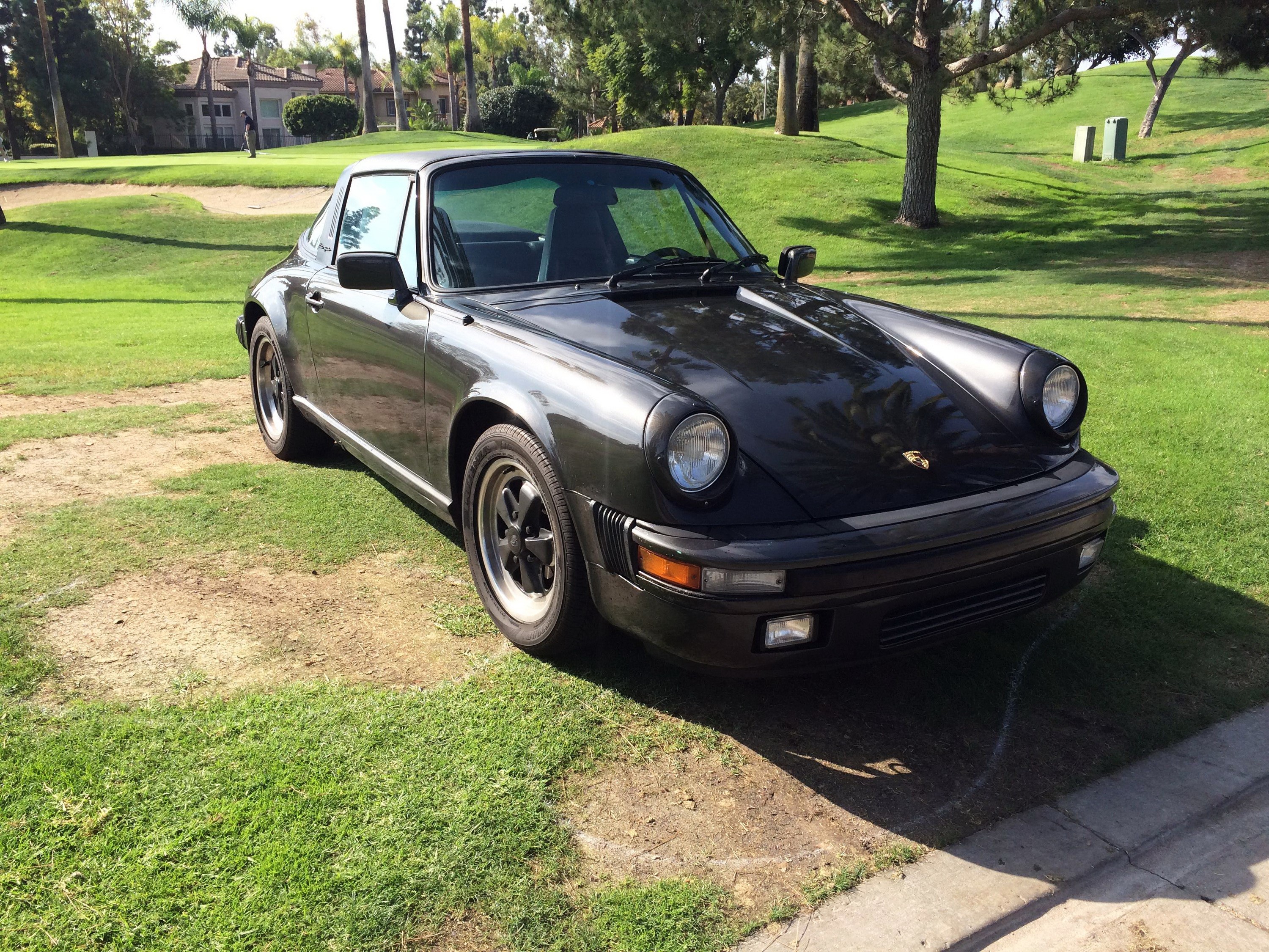 Black Porsche 911 (930) Turbo 3.0 on a golf course HD Wallpaper
