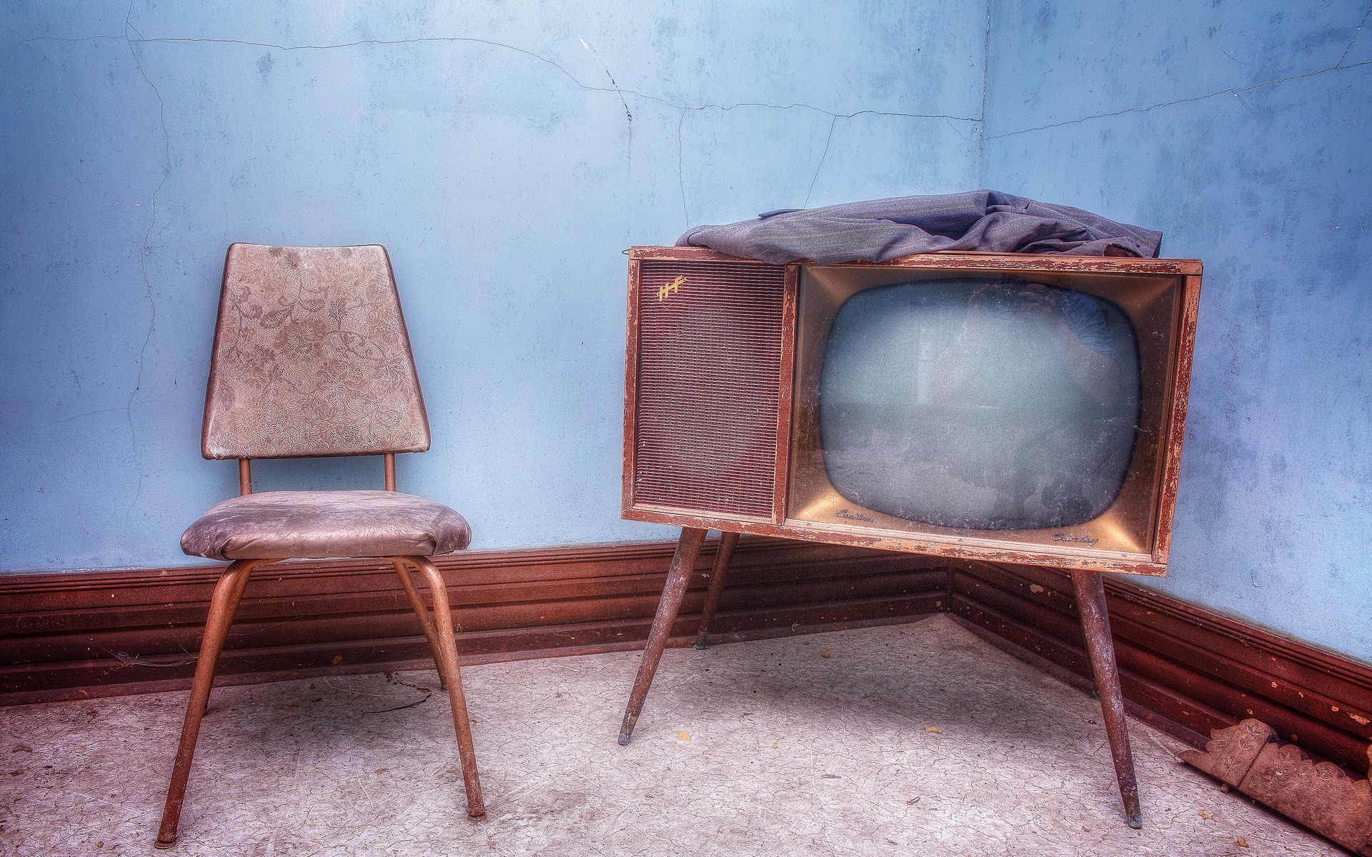 Old chair and vintage television set HD Wallpaper
