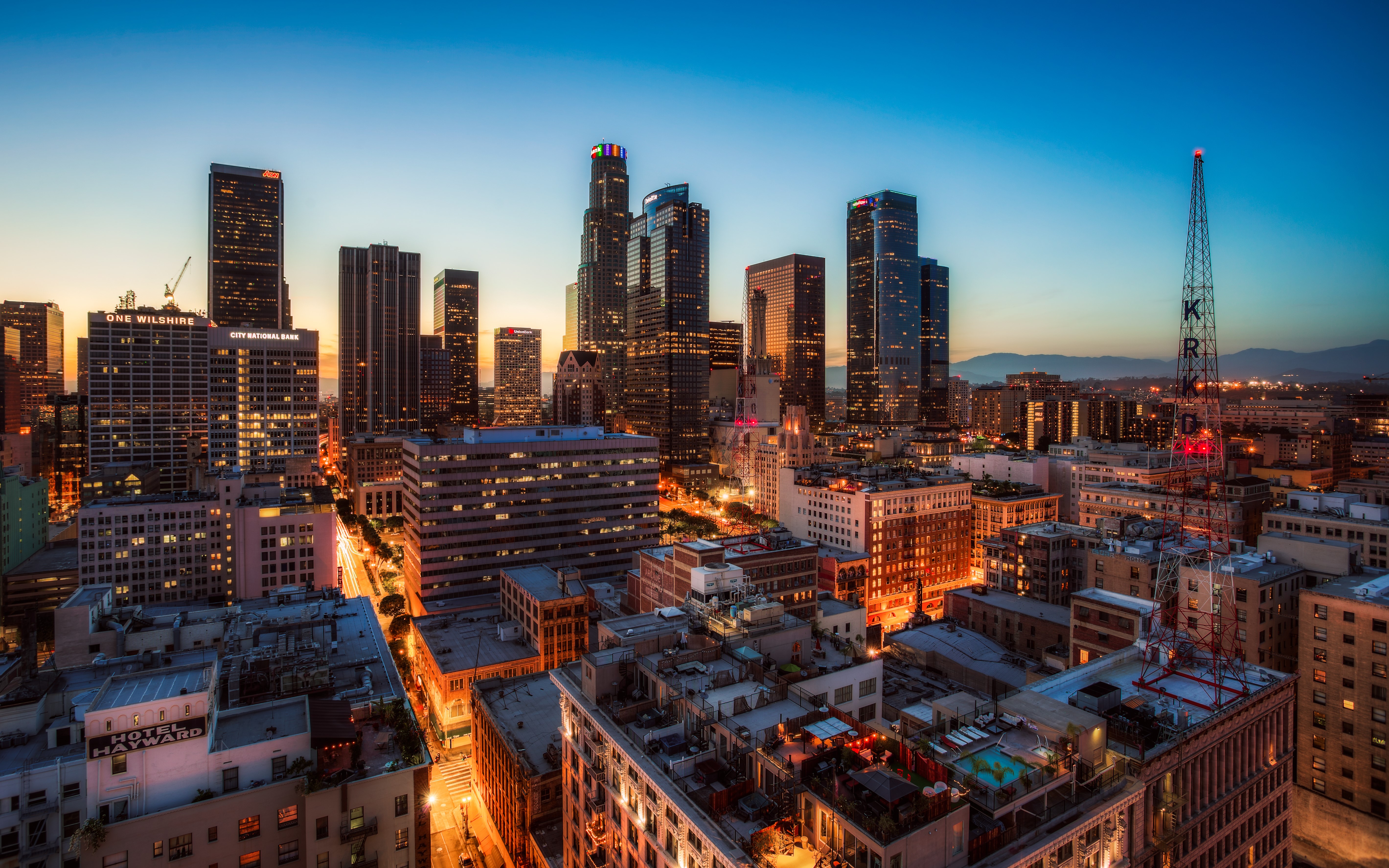 Los Angeles skyline at dusk with skyscrapers and radio tower HD Wallpaper