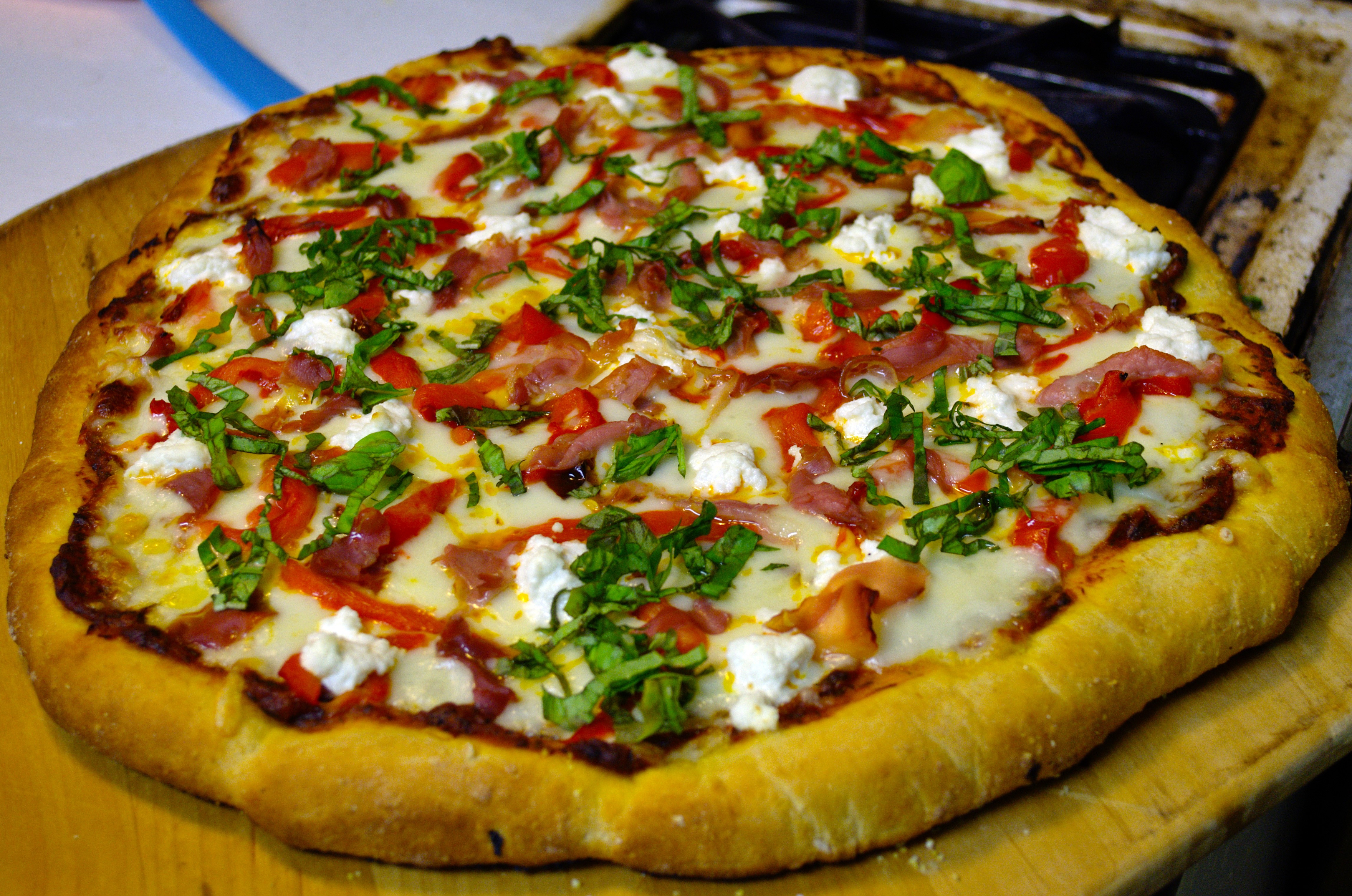Pizza with cheese, peppers, and basil HD Wallpaper