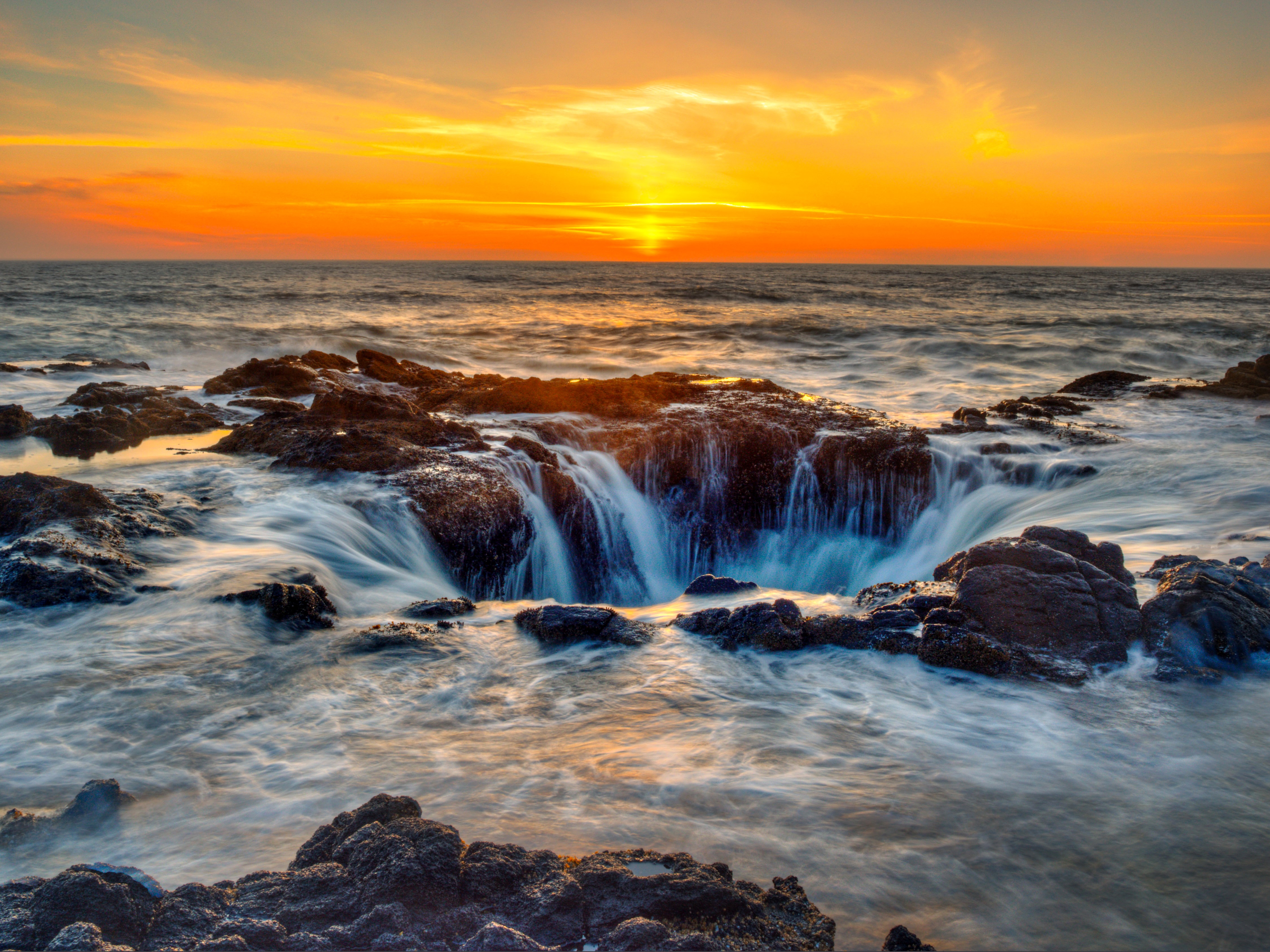 Thor's Well Sunset in Oregon, USA HD Wallpaper