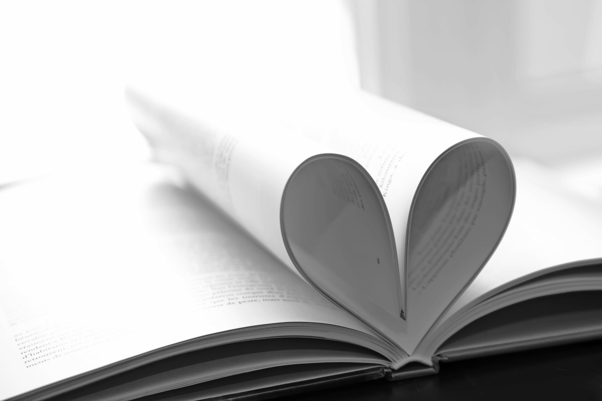 Book pages folded into a heart shape HD Wallpaper
