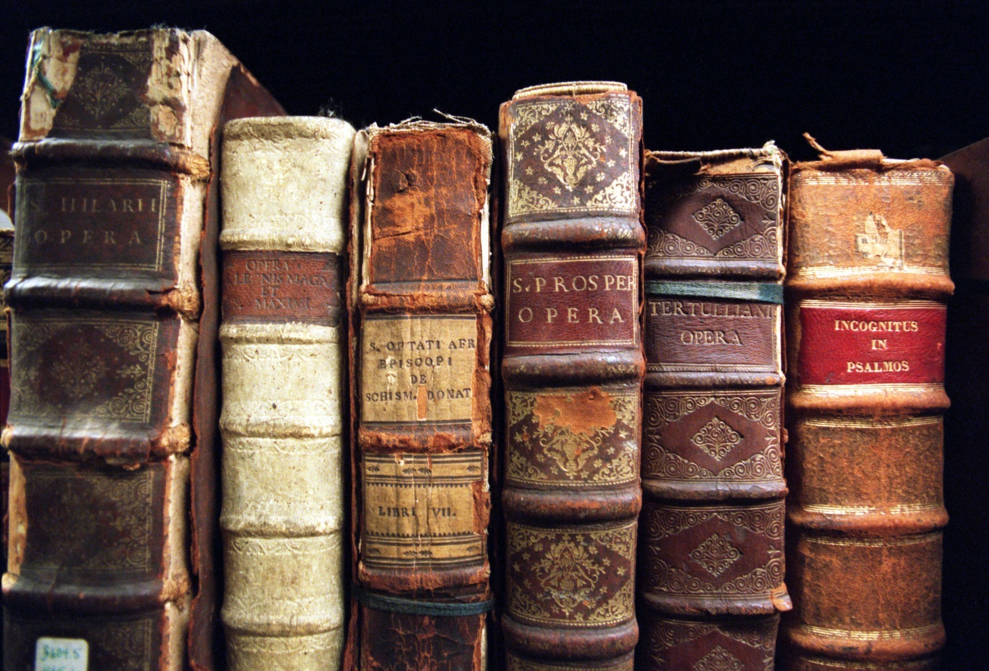 Collection of old books on a shelf HD Wallpaper