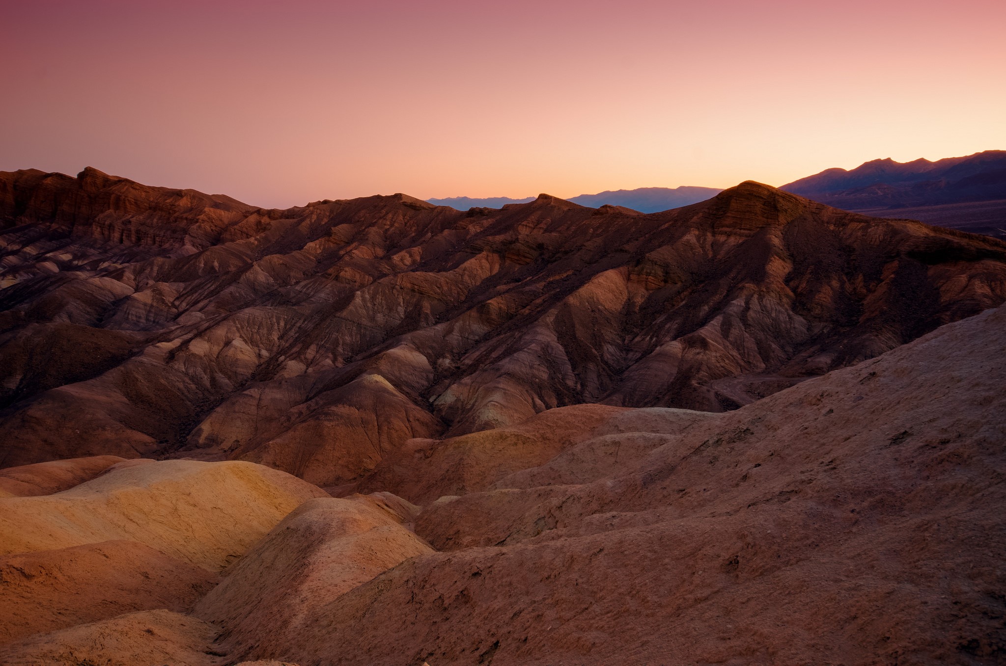 Desert mountains at sunset HD Wallpaper