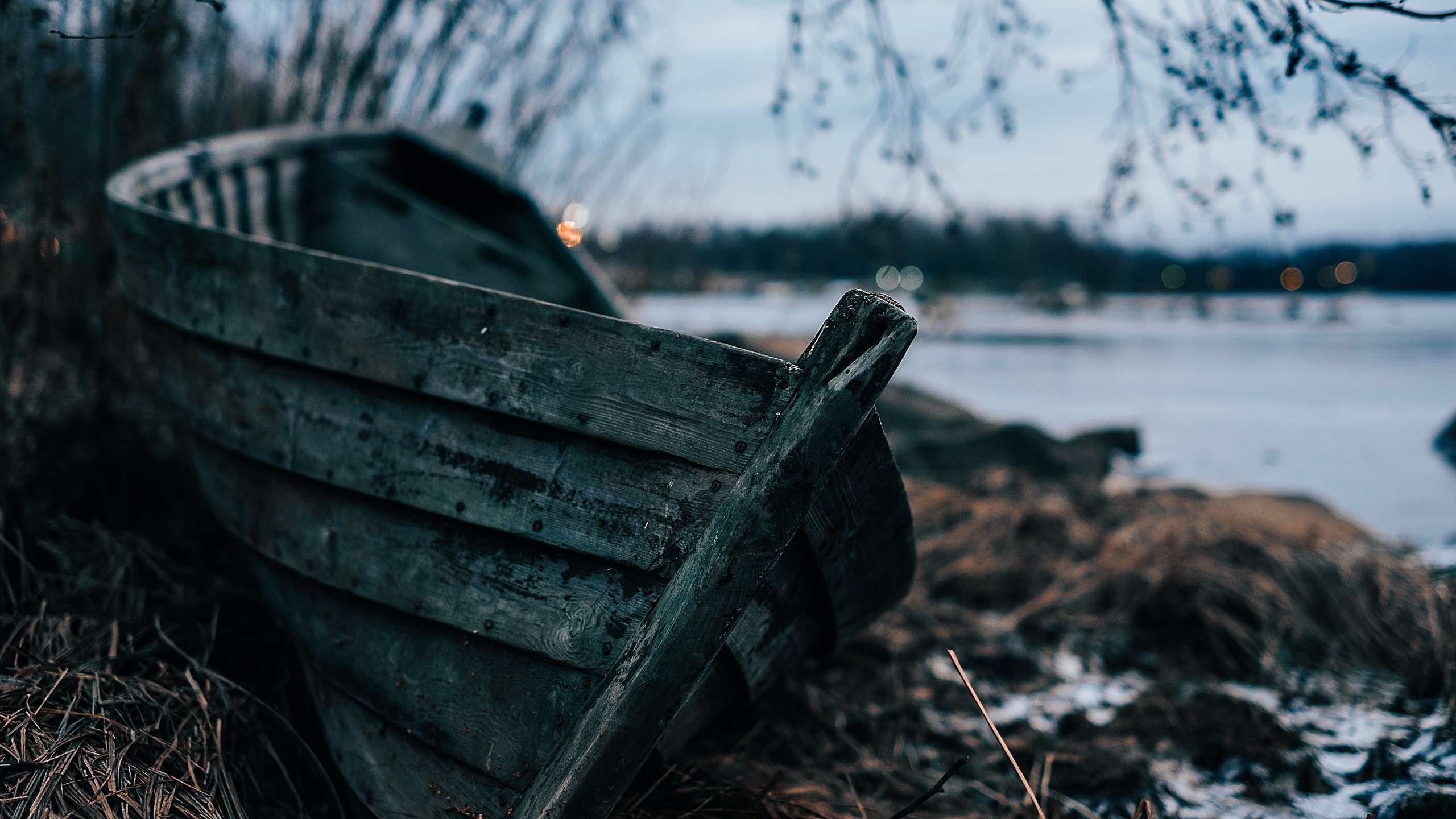 Old wooden boat on the shore HD Wallpaper
