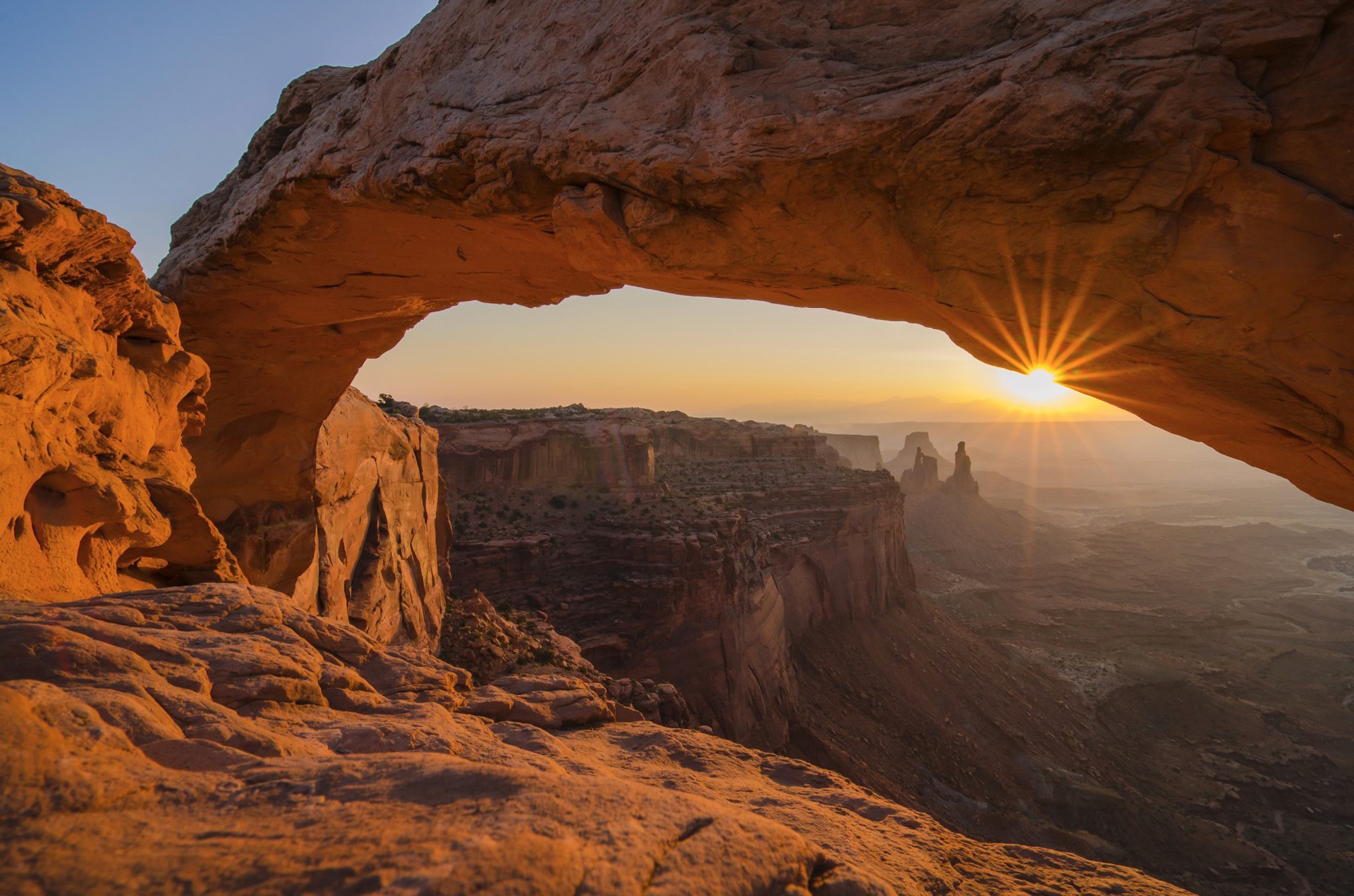 Sunrise through Mesa Arch, Canyonlands National Park, Utah HD Wallpaper