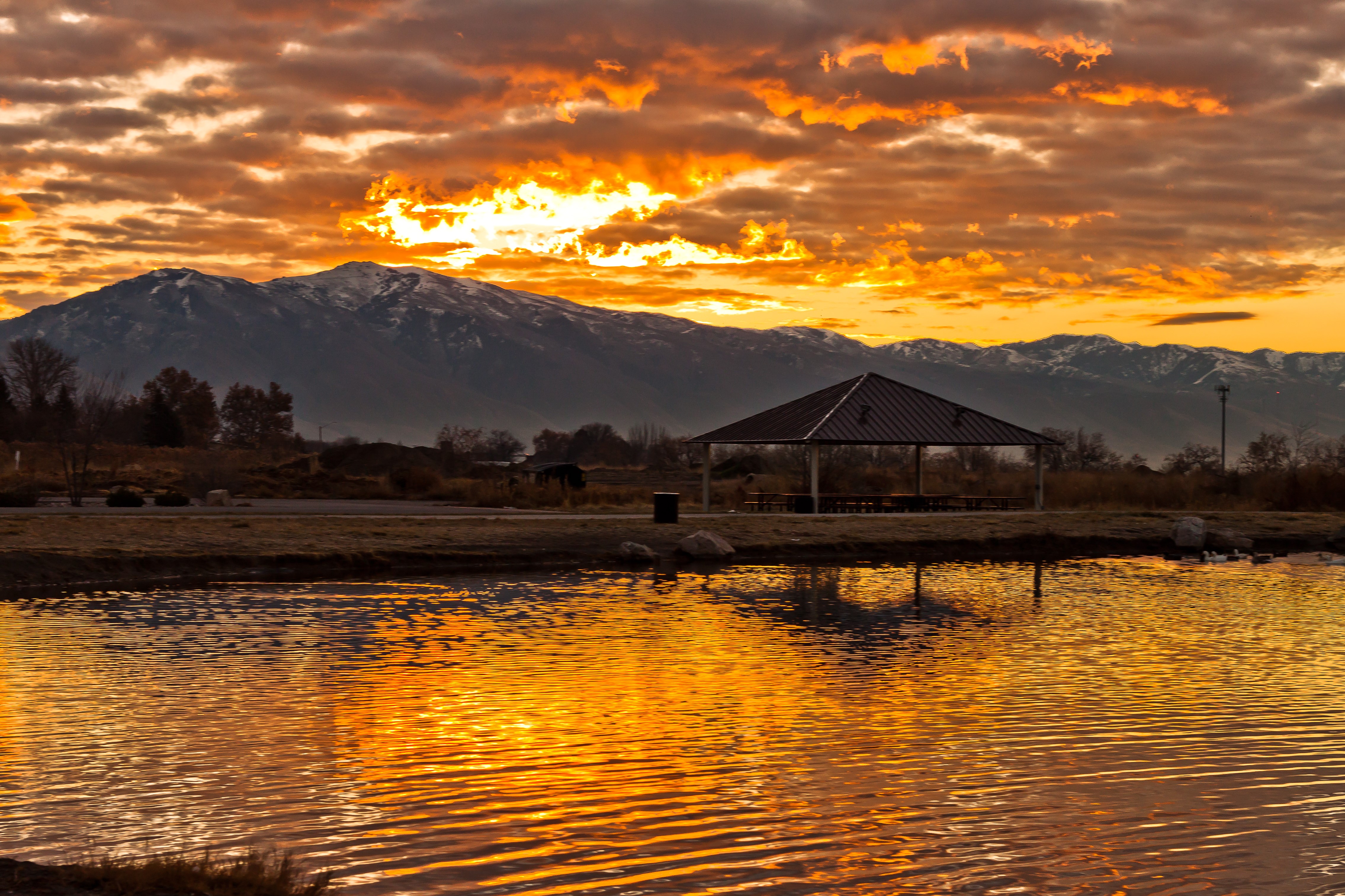 Sunset over mountains and lake in Syracuse, Utah HD Wallpaper