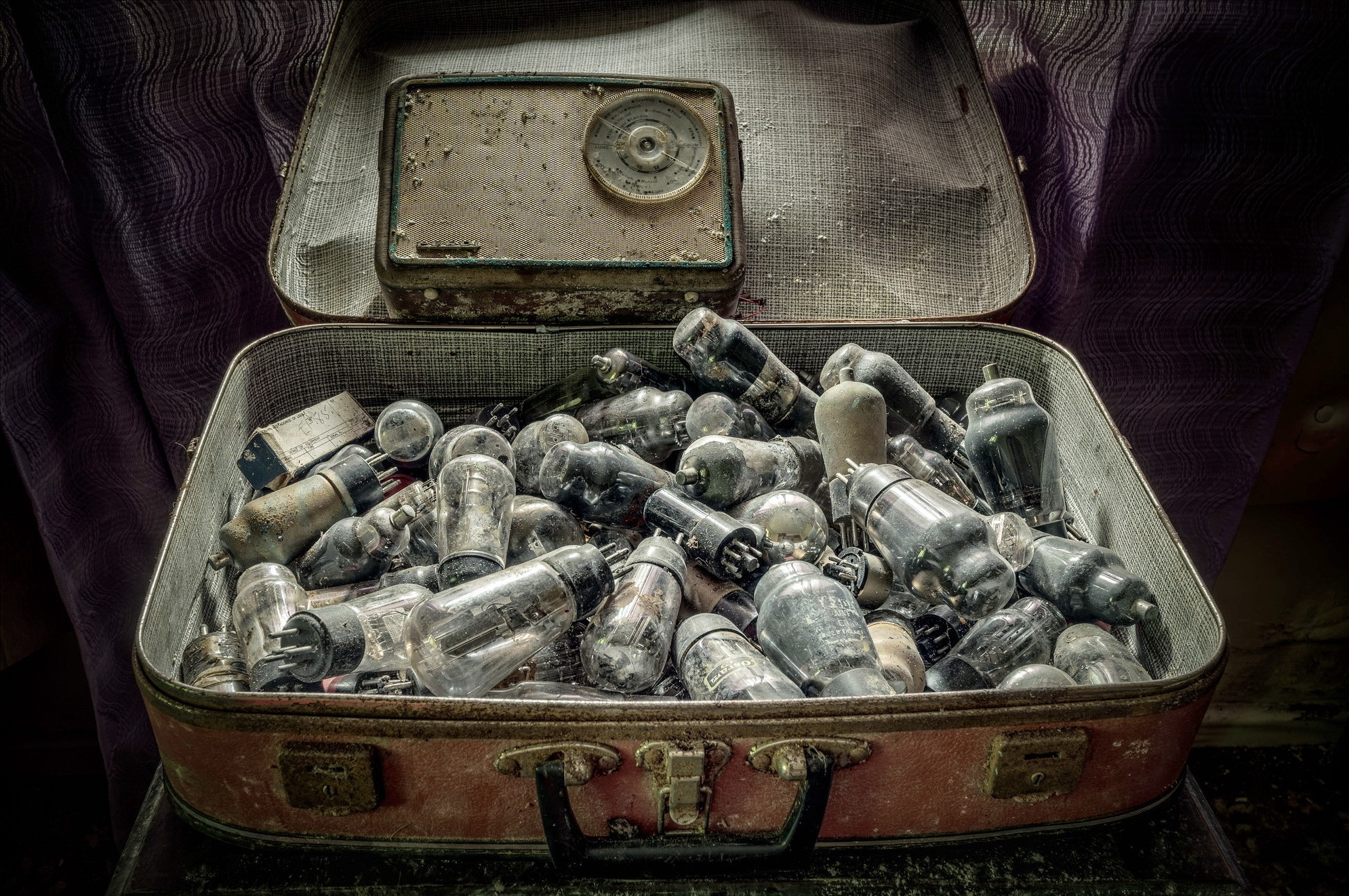 Old suitcase filled with vacuum tubes and a vintage radio HD Wallpaper