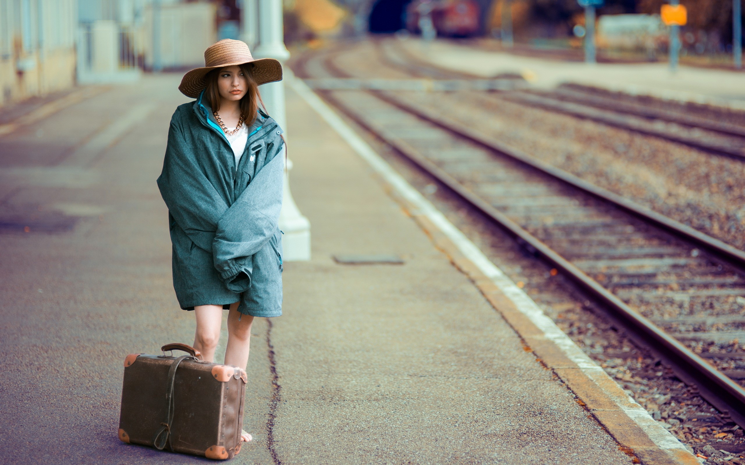 Girl with suitcase on train platform HD Wallpaper