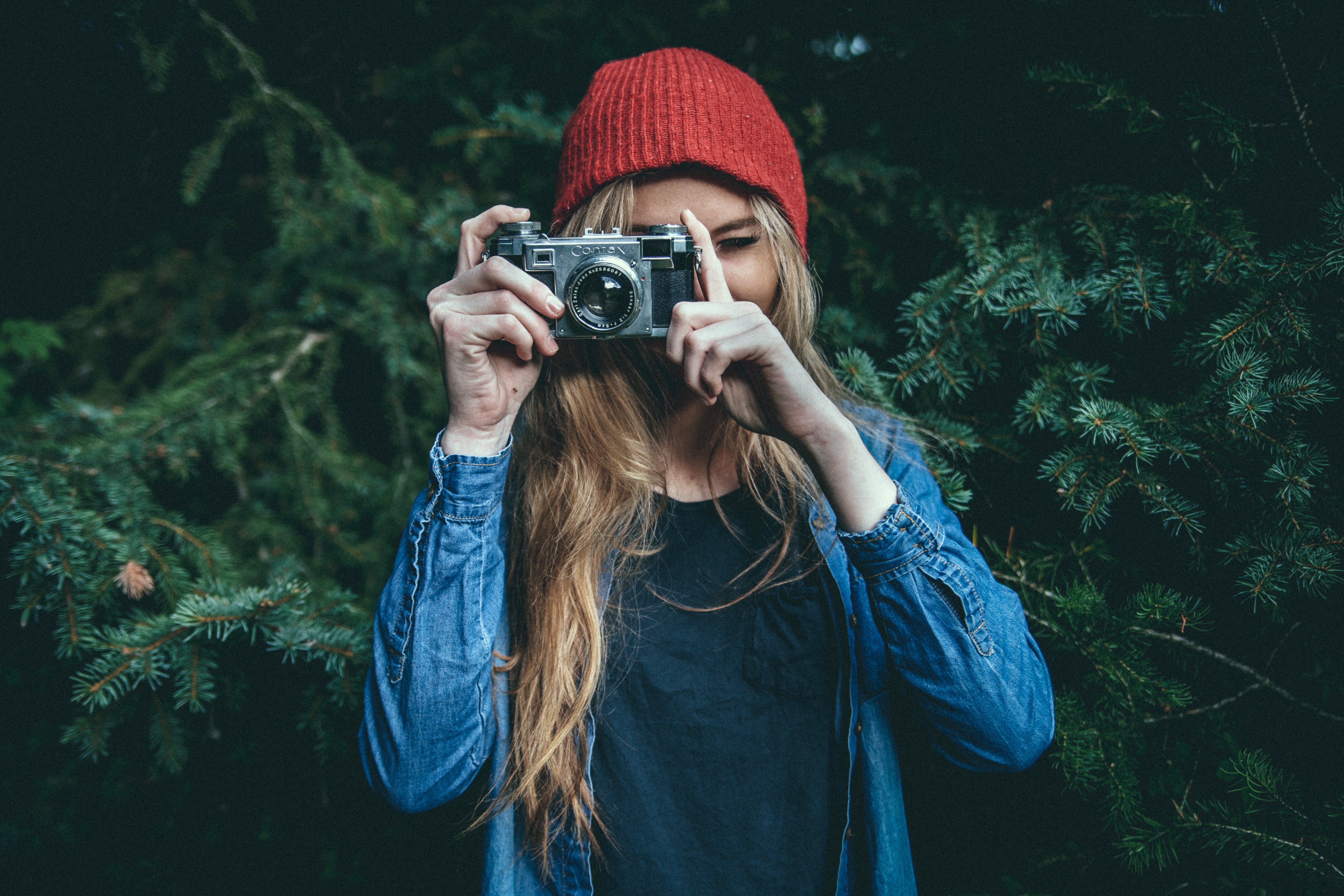 Woman in red hat taking photo with Contax camera HD Wallpaper