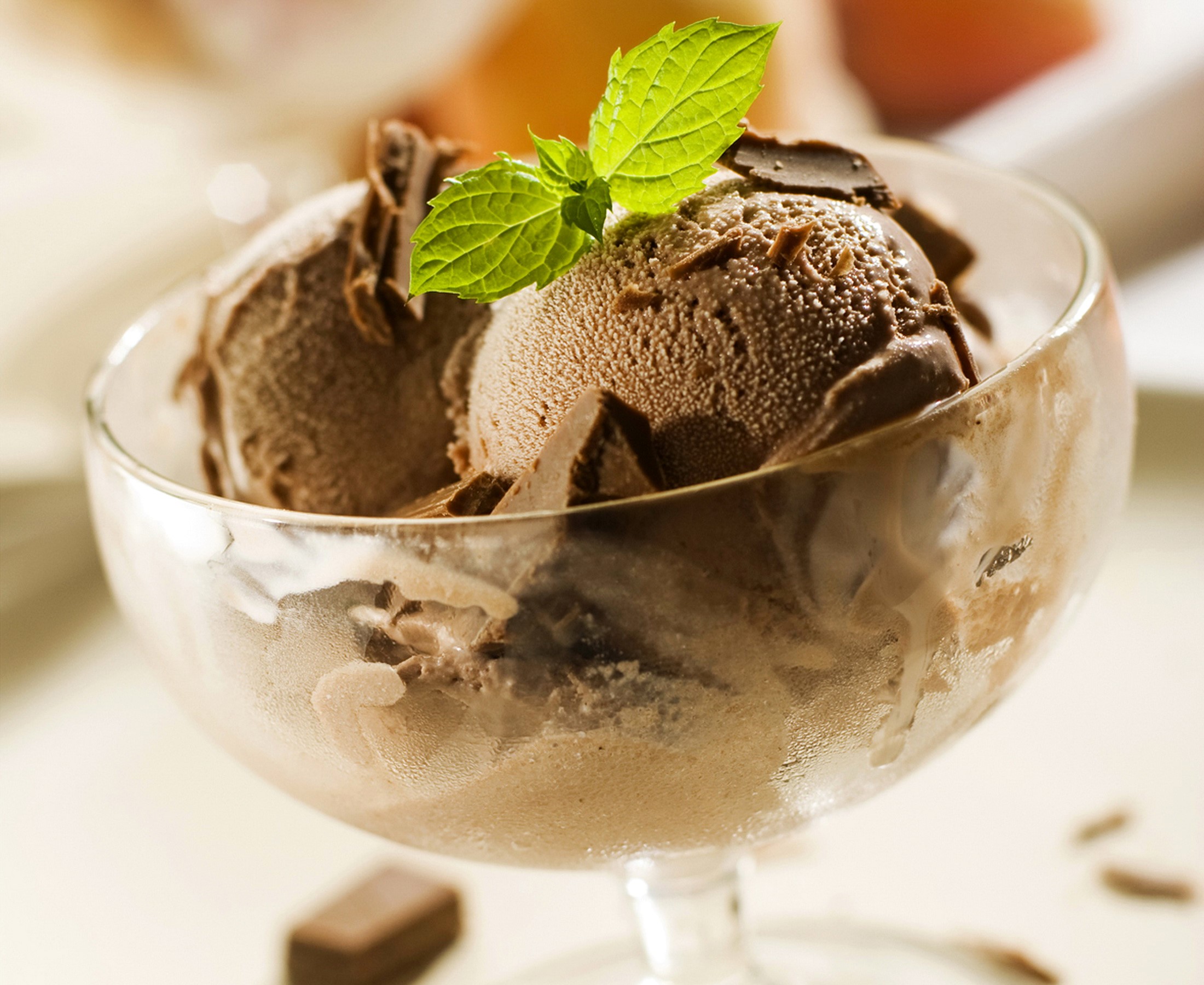 Chocolate ice cream with mint and chocolate shavings HD Wallpaper