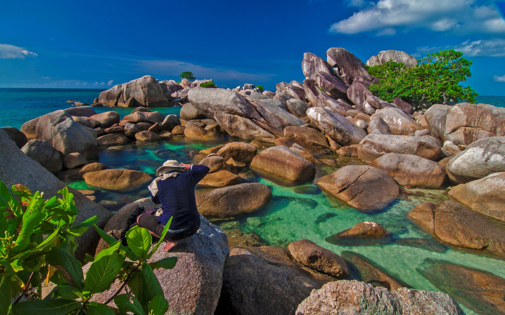 Photographer takes pictures of a rocky beach with clear water HD Wallpaper