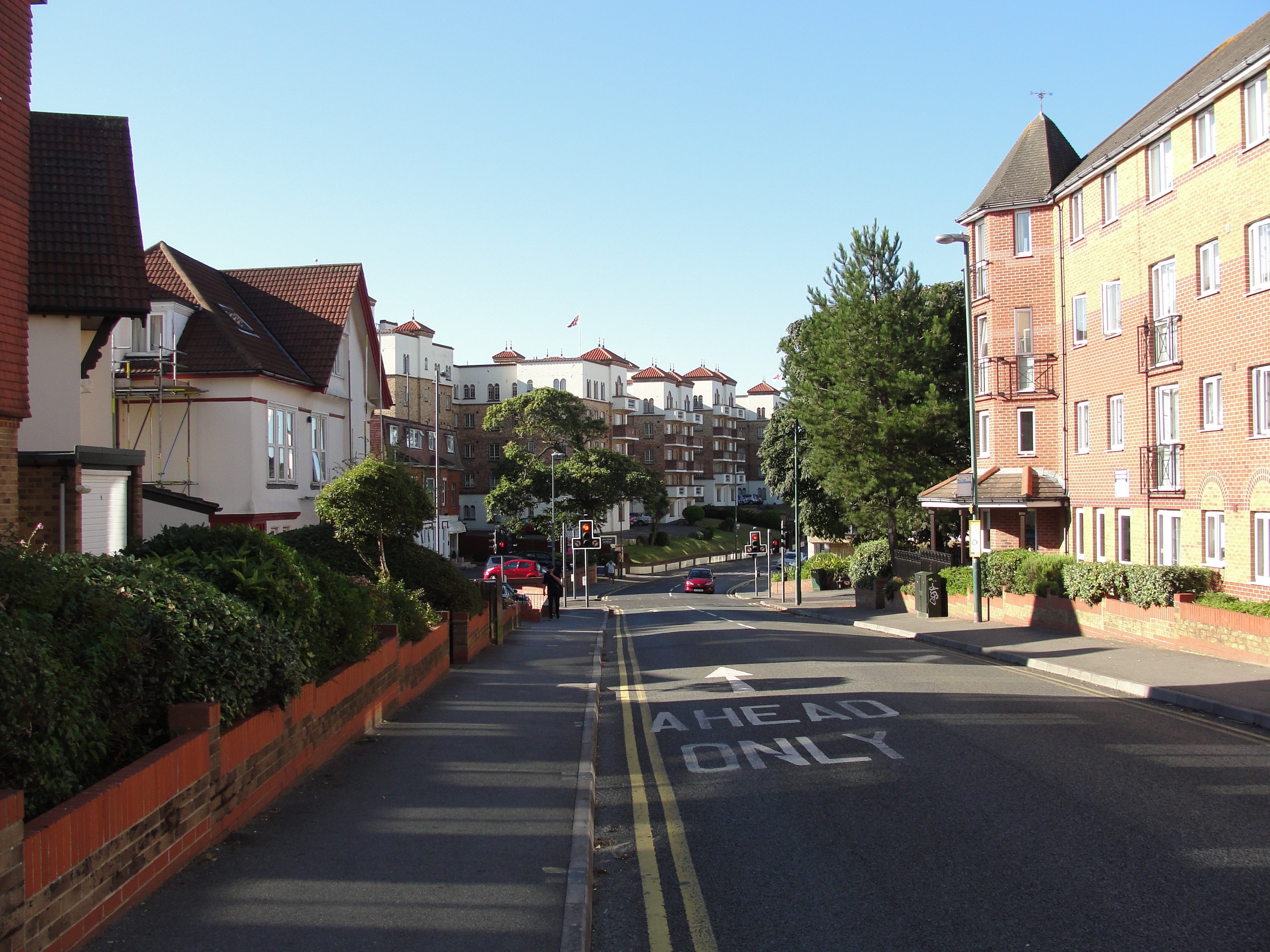 Street view in Bournemouth, England with apartment buildings HD Wallpaper