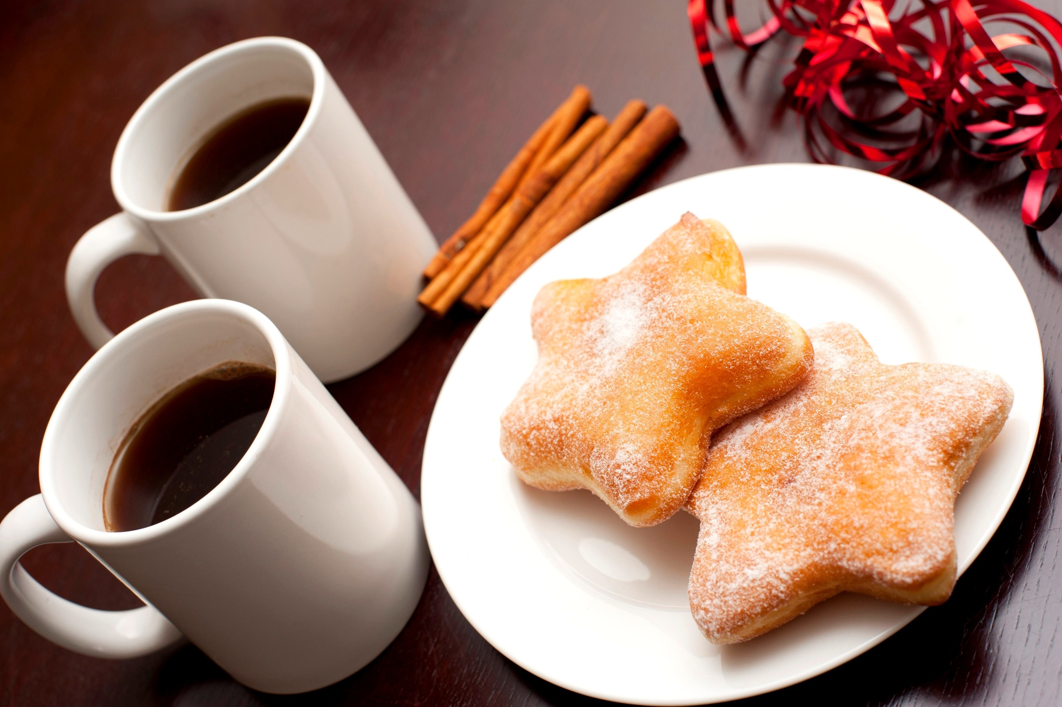 Two mugs of coffee with star-shaped cookies and cinnamon sticks HD Wallpaper