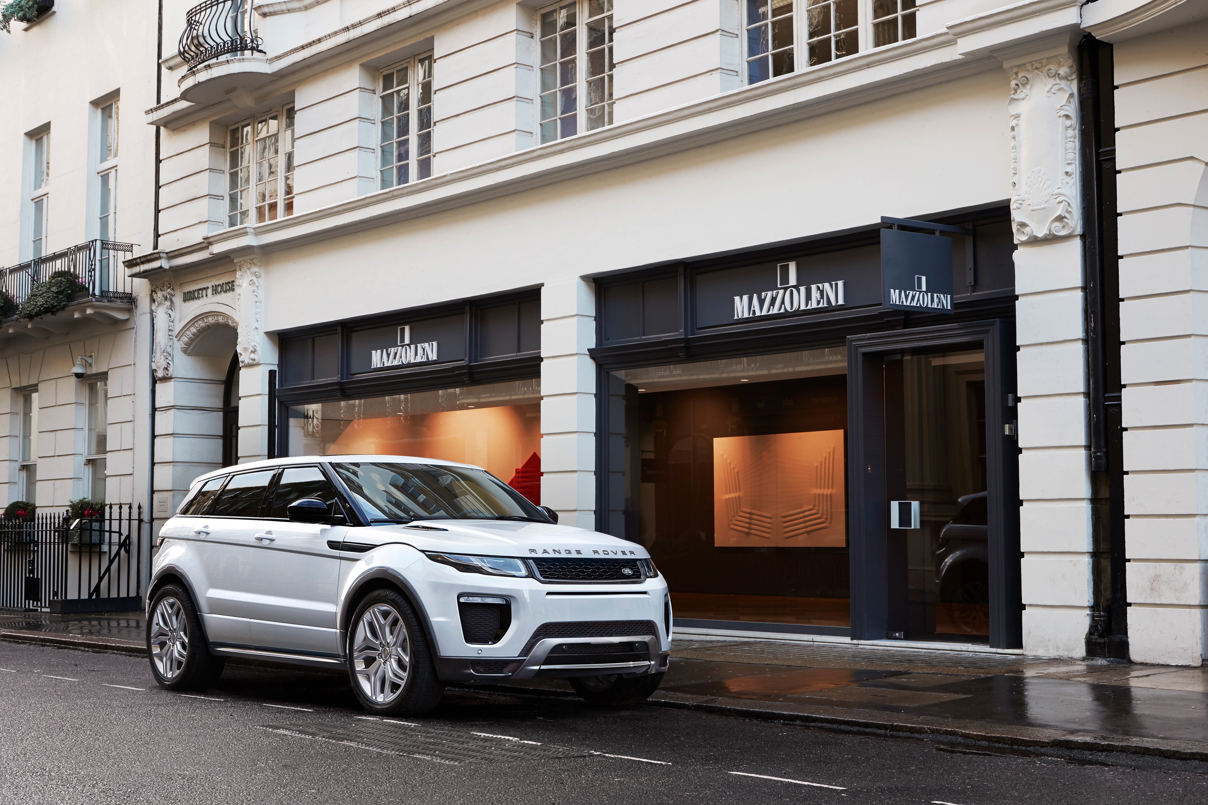2016 Range Rover Evoque parked outside Mazzoleni store HD Wallpaper