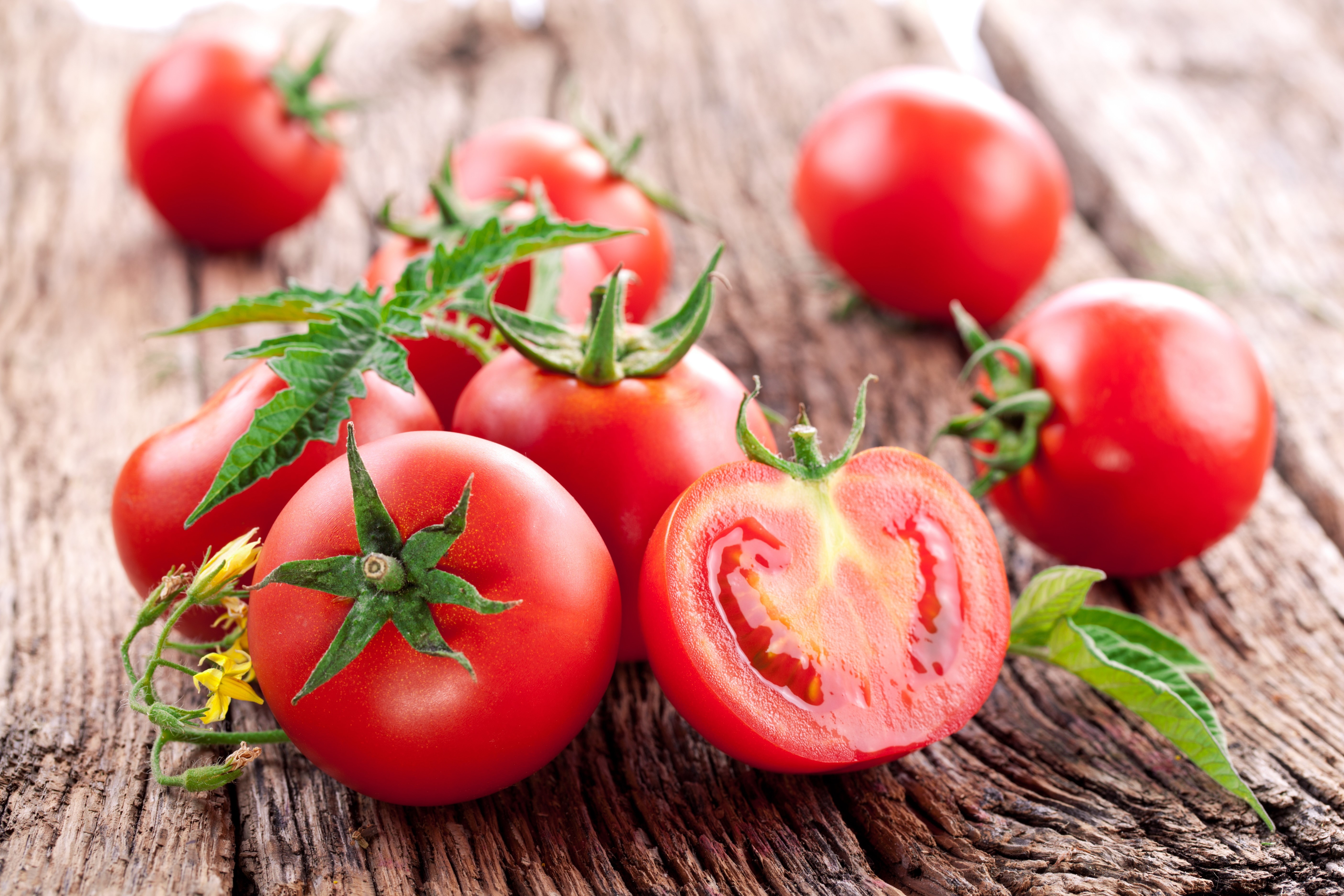 Tomatoes on a wooden surface HD Wallpaper