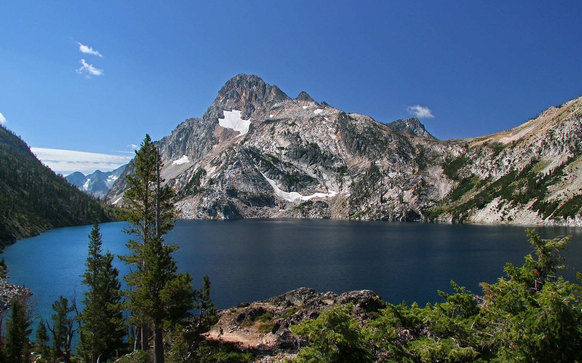 Mountain lake with rocky peaks and evergreen trees HD Wallpaper
