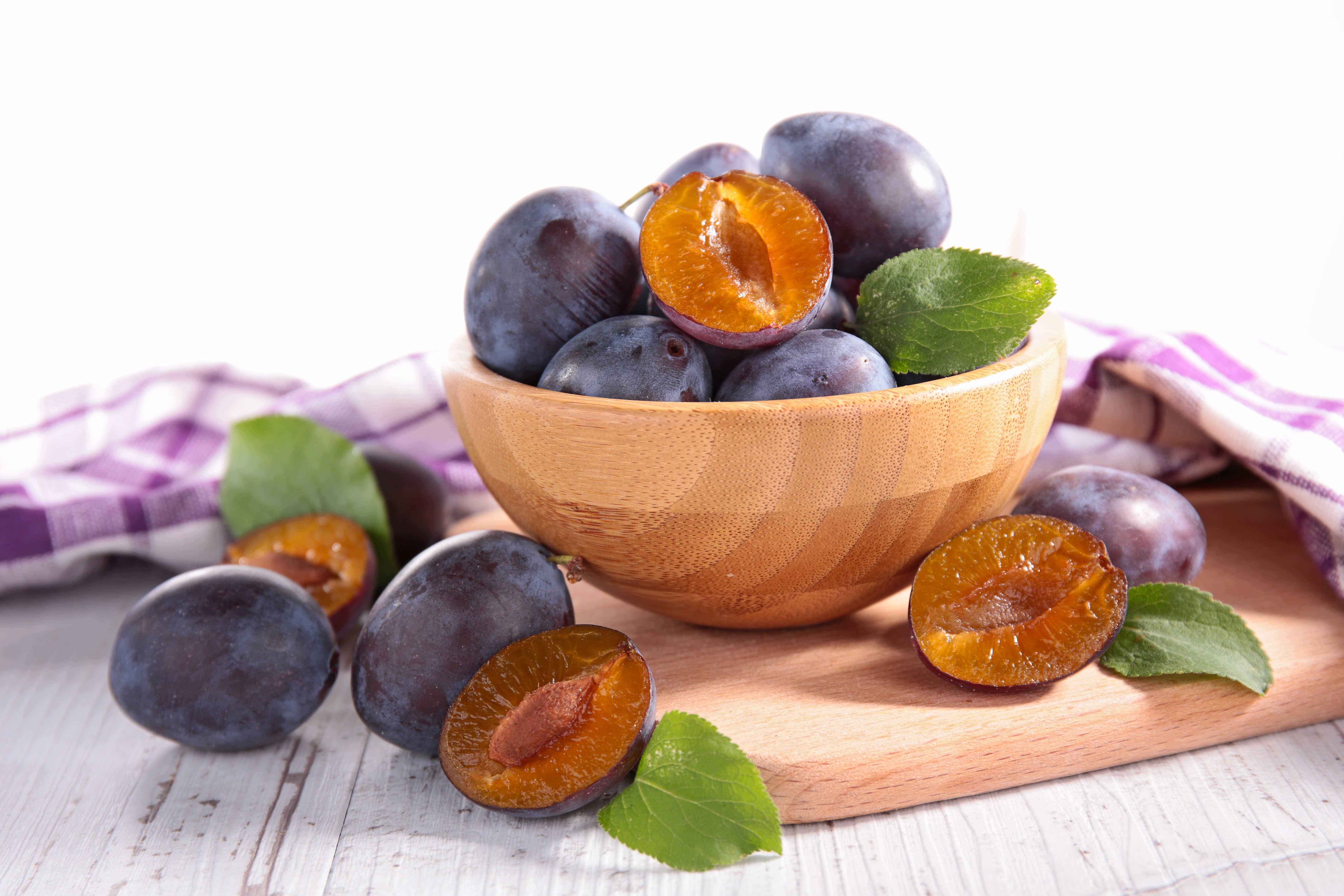 Plums in a bowl HD Wallpaper
