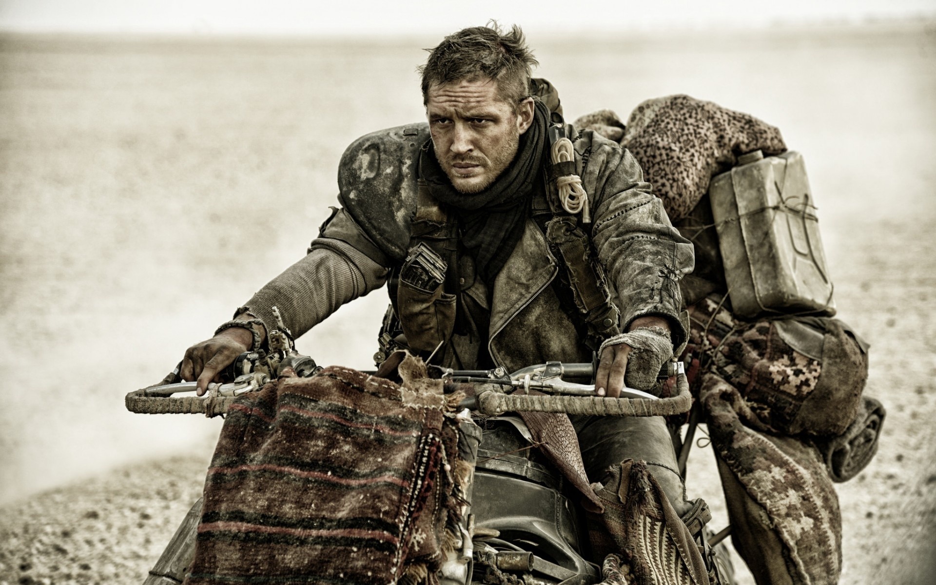 Tom Hardy as Max Rockatansky in Mad Max: Fury Road HD Wallpaper