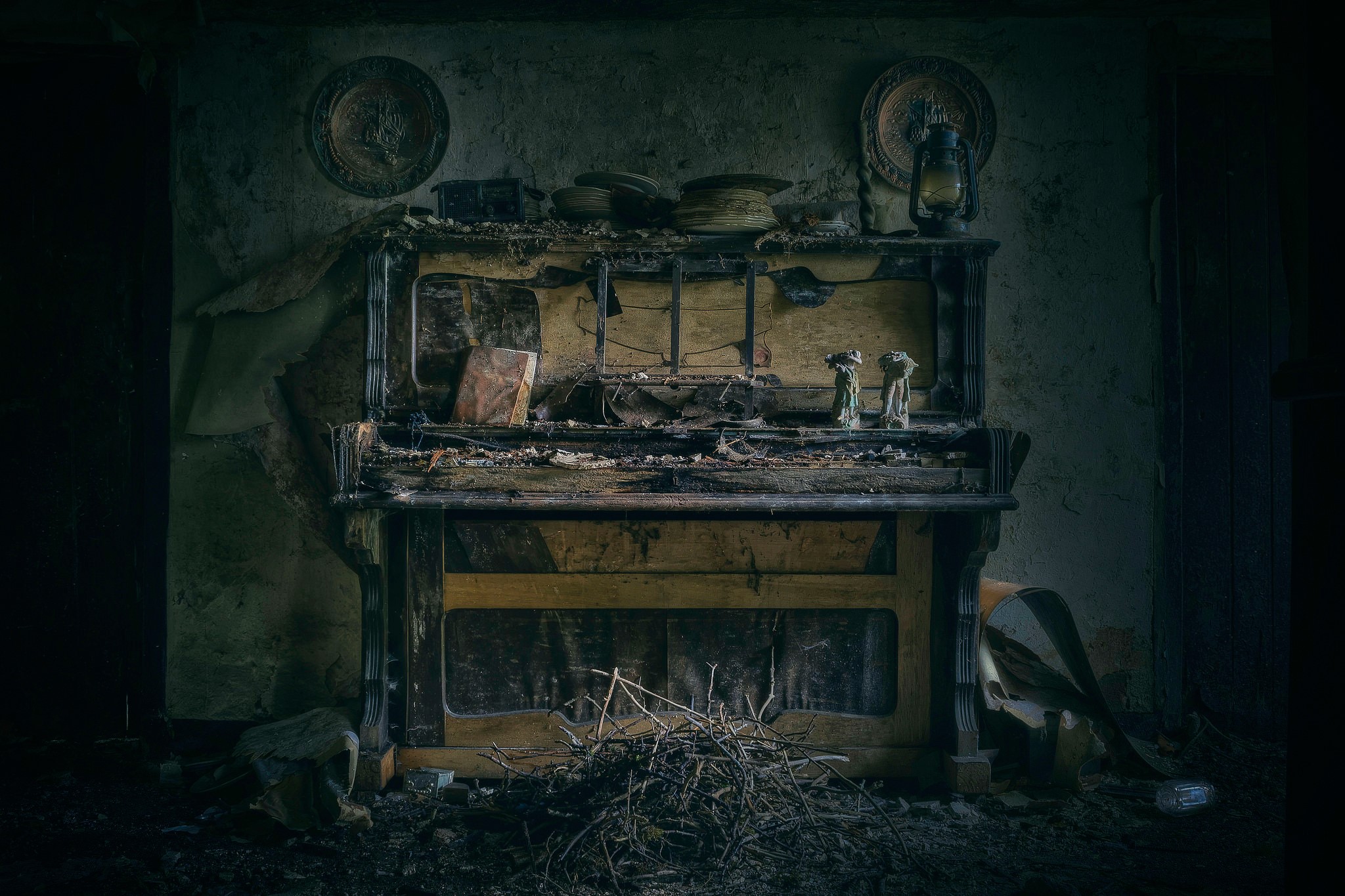 Abandoned piano in a derelict room HD Wallpaper