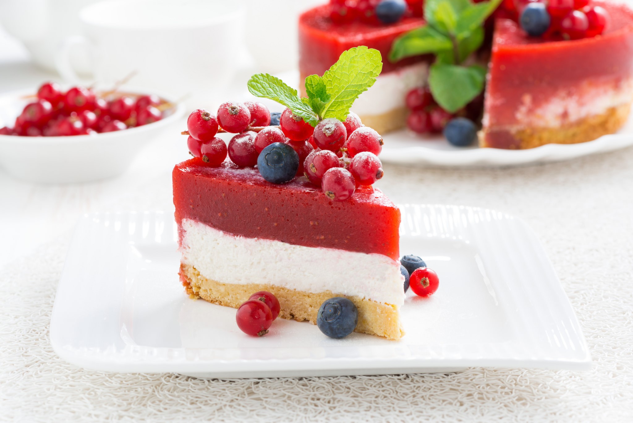 Slice of berry cheesecake with red currants and blueberries HD Wallpaper