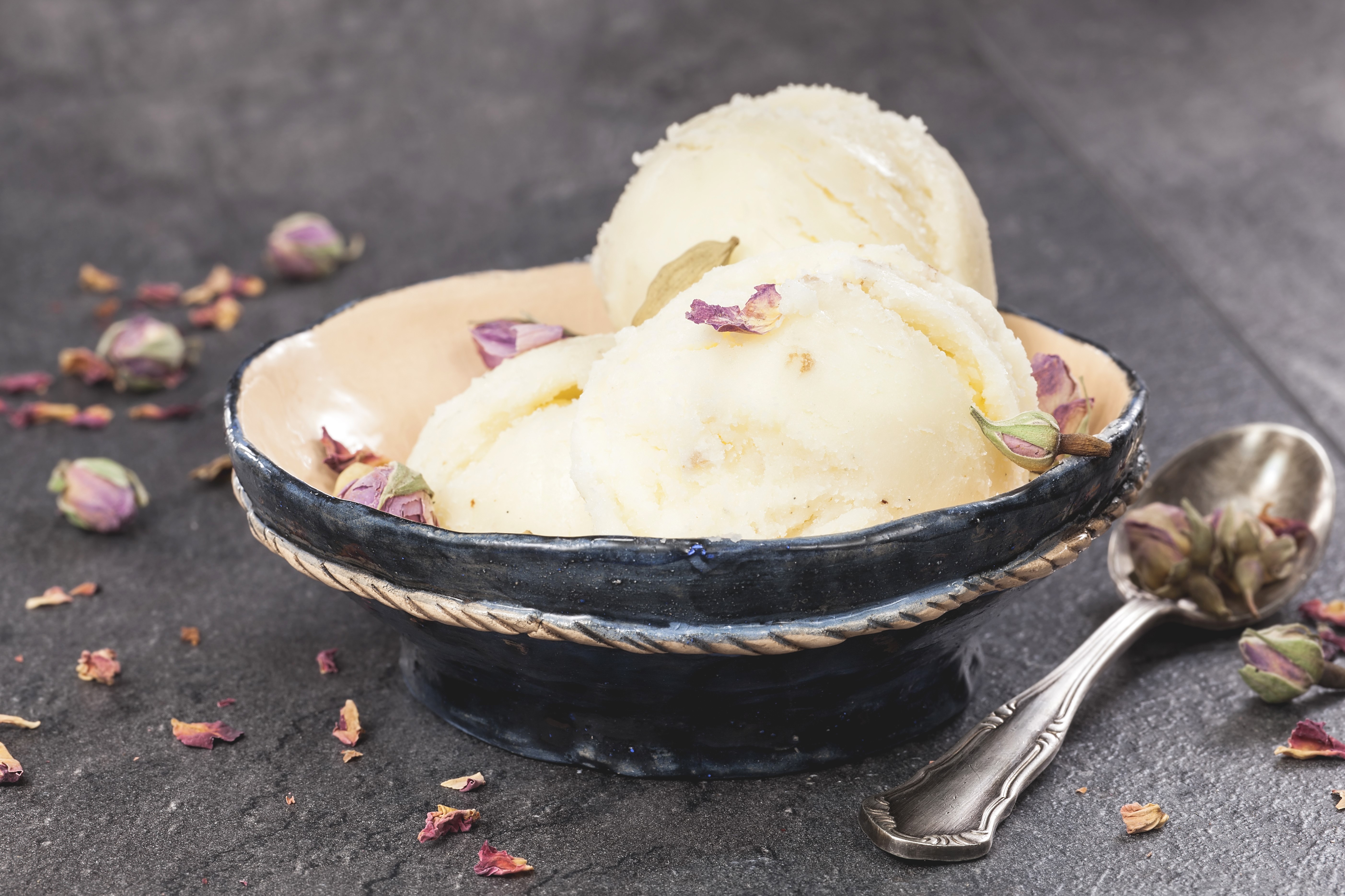 Ice cream in a bowl with rose buds and spoon HD Wallpaper
