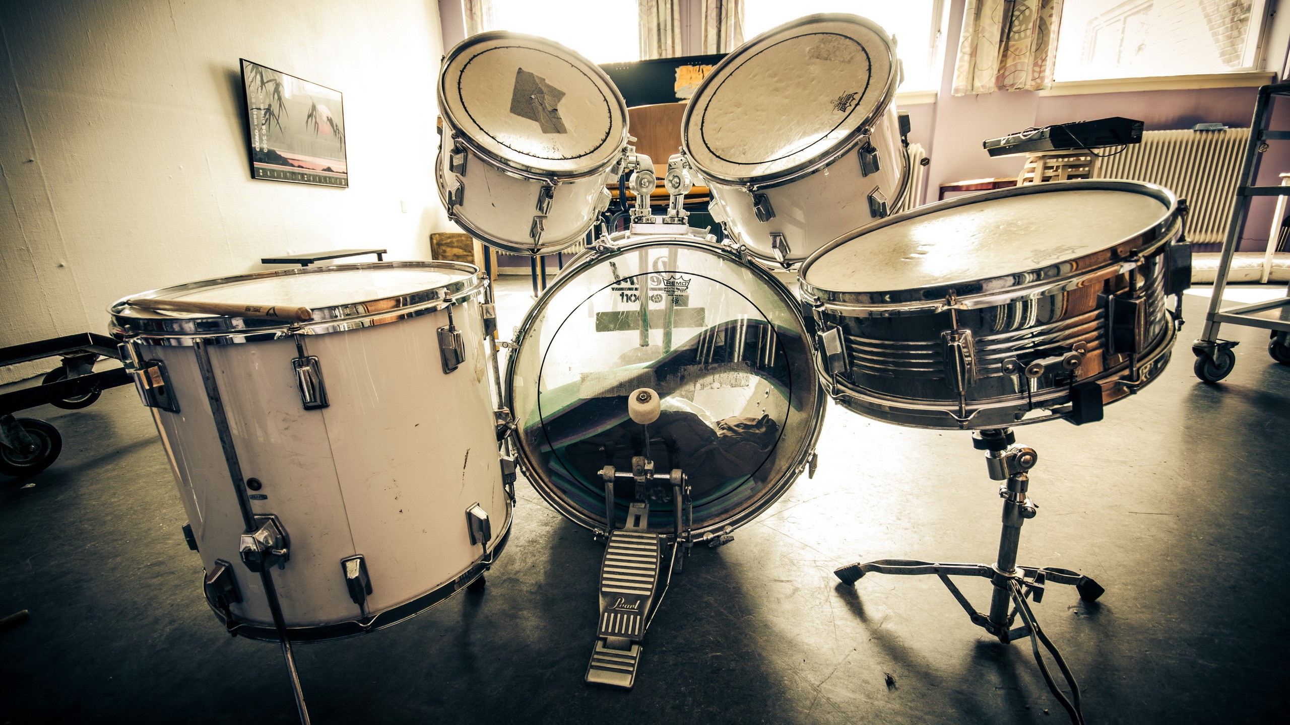 Drum set with cymbals and snare drum HD Wallpaper