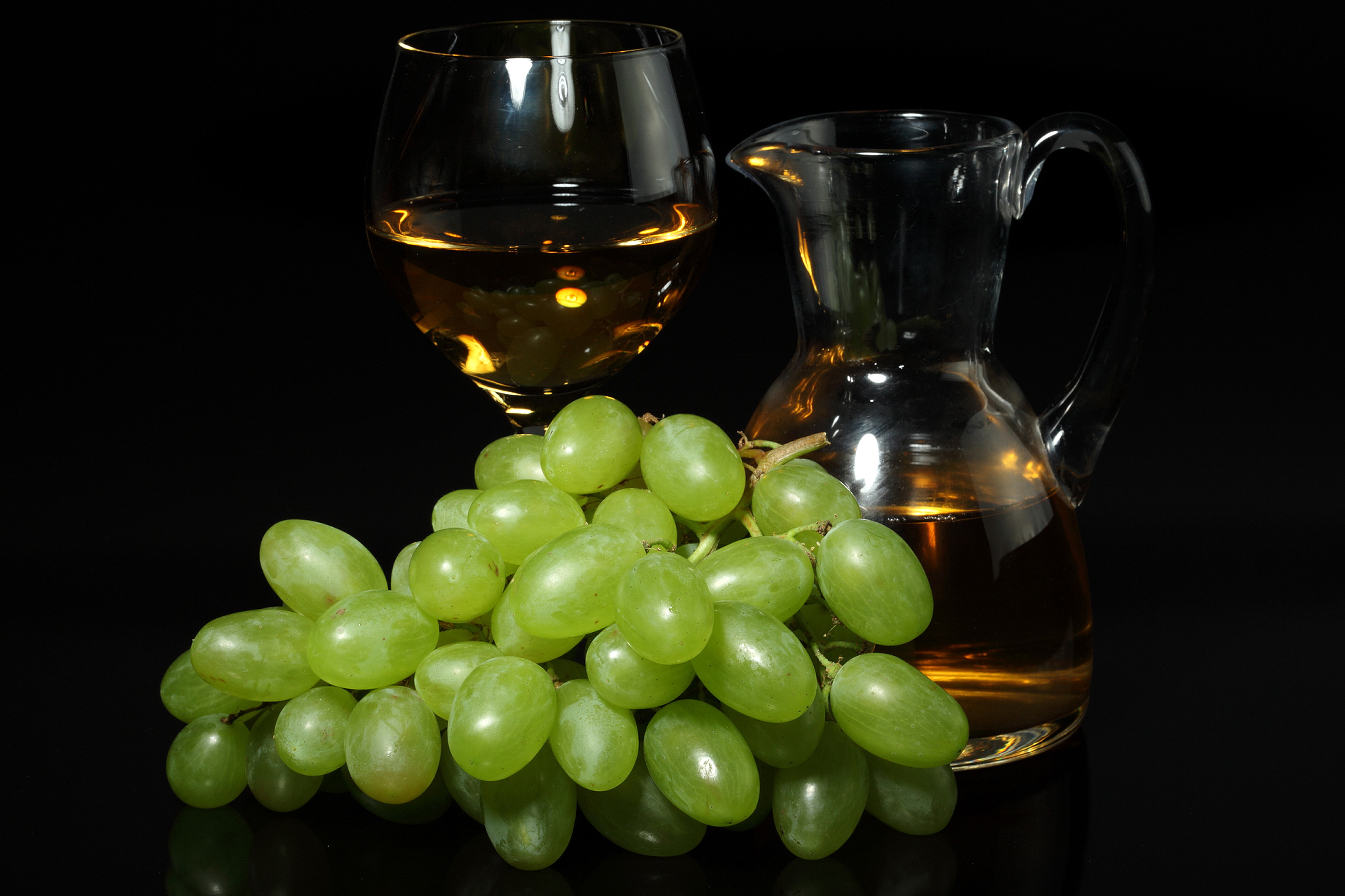 Green Grapes with White Wine in a Glass and Jug HD Wallpaper