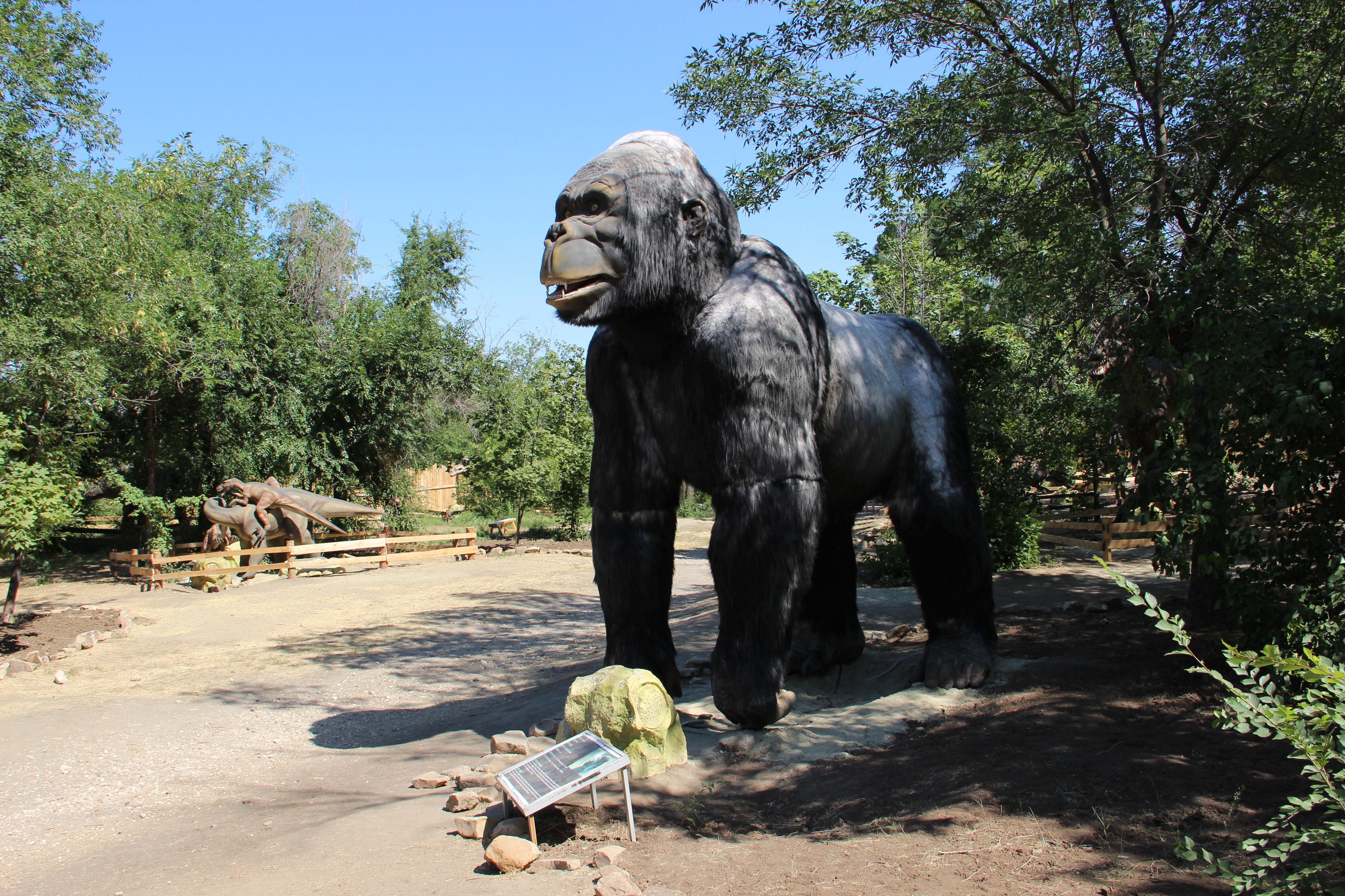 Giant Gorilla Statue in Volgograd HD Wallpaper