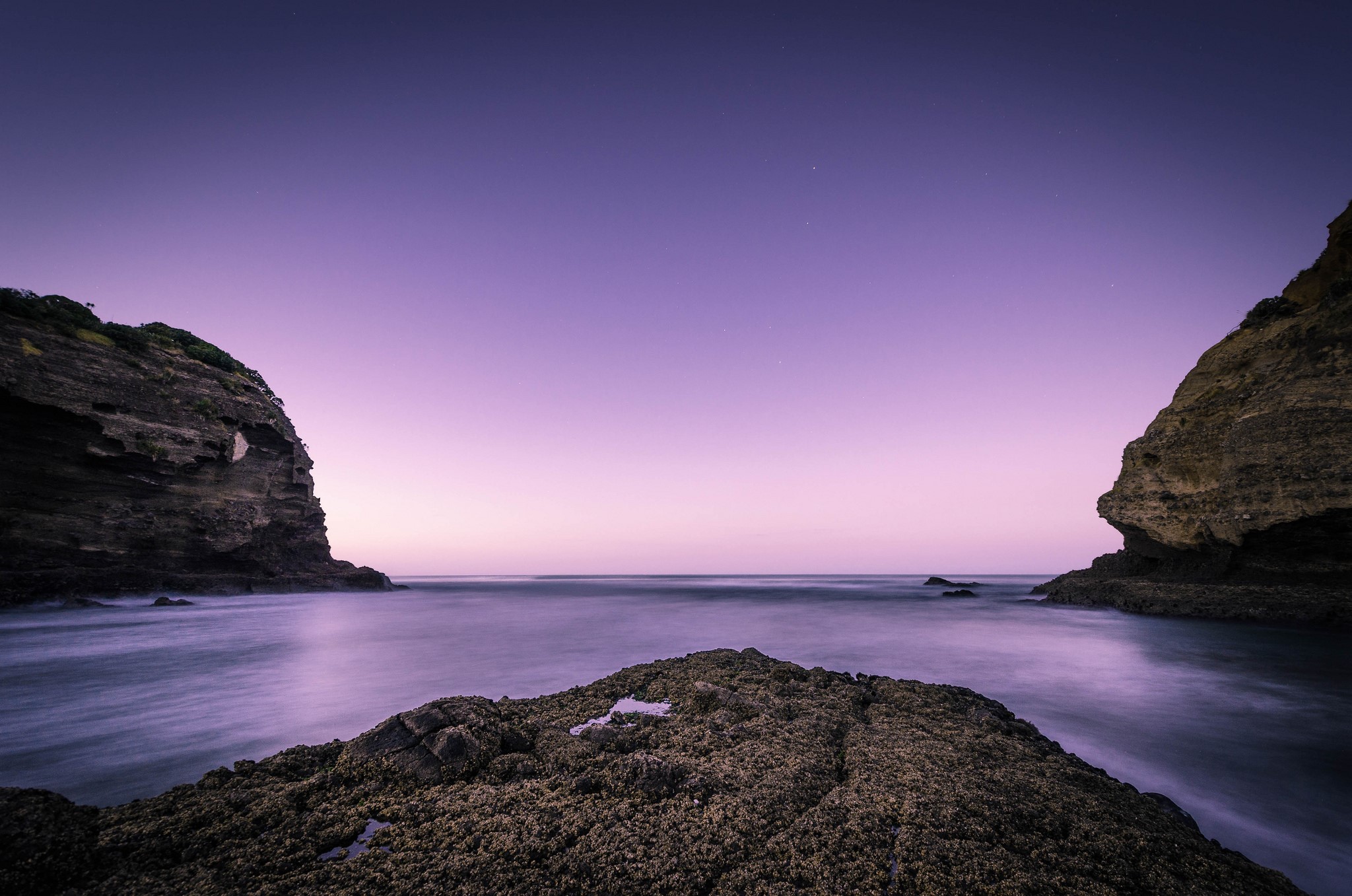 Rocky coast and sea at twilight in New Zealand HD Wallpaper