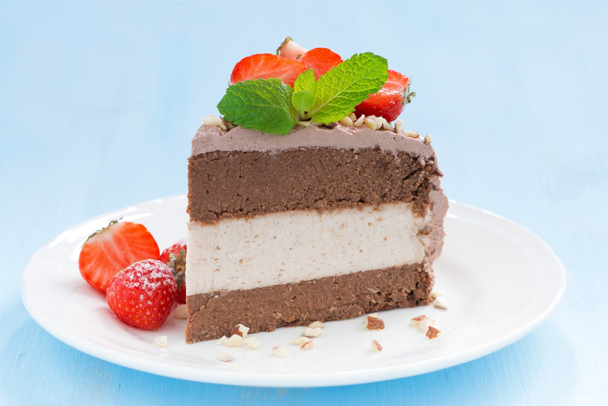 Slice of chocolate and vanilla layered cake with strawberries HD Wallpaper