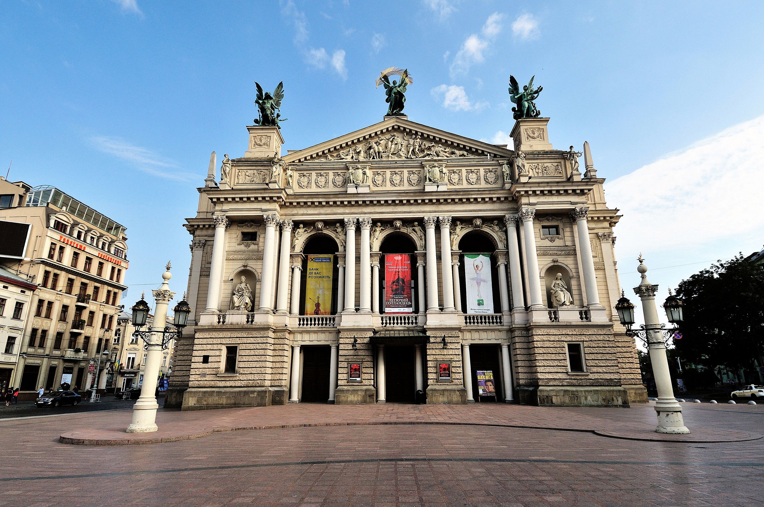Lviv Opera House, Ukraine HD Wallpaper