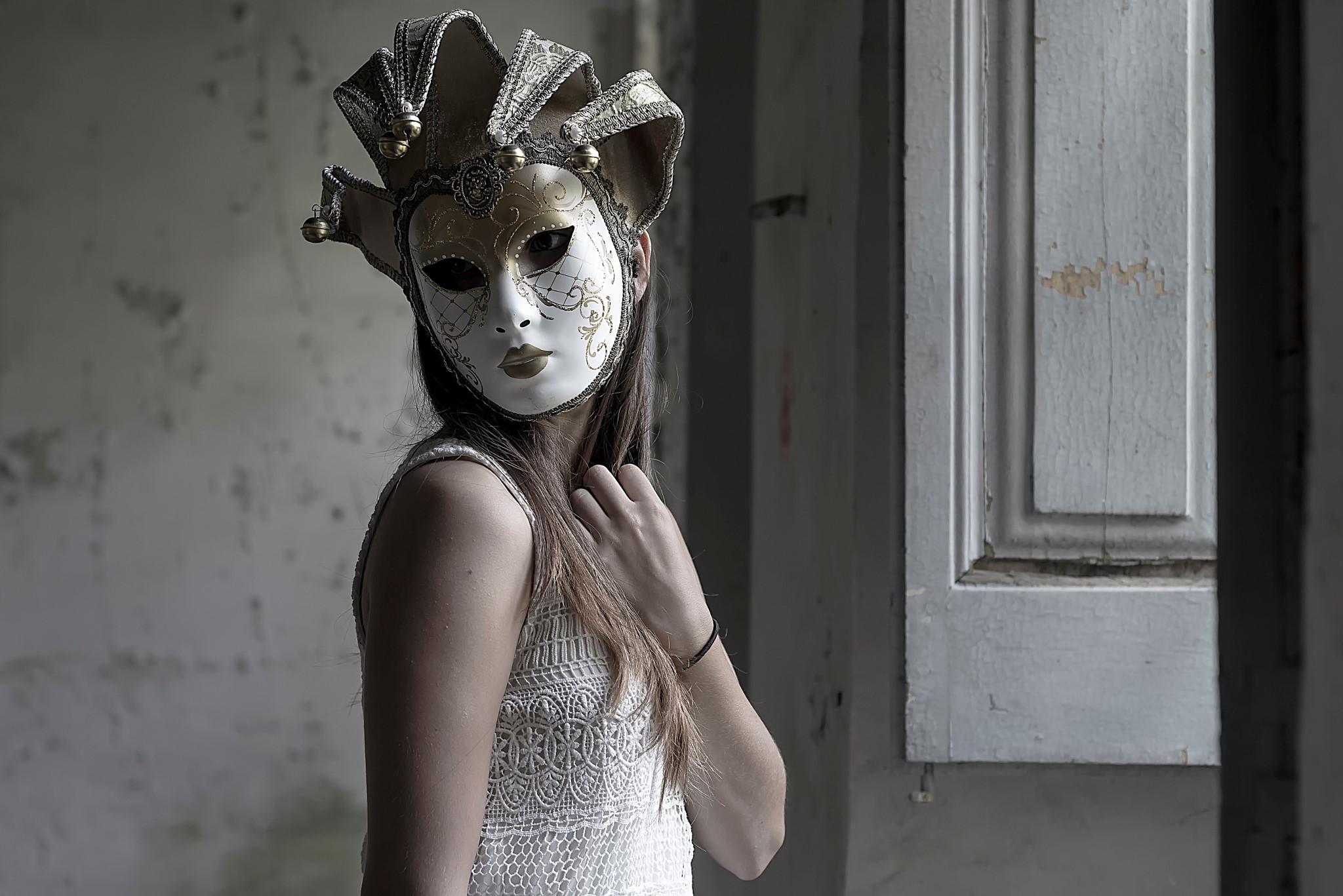 Woman in Venetian Mask and White Dress HD Wallpaper