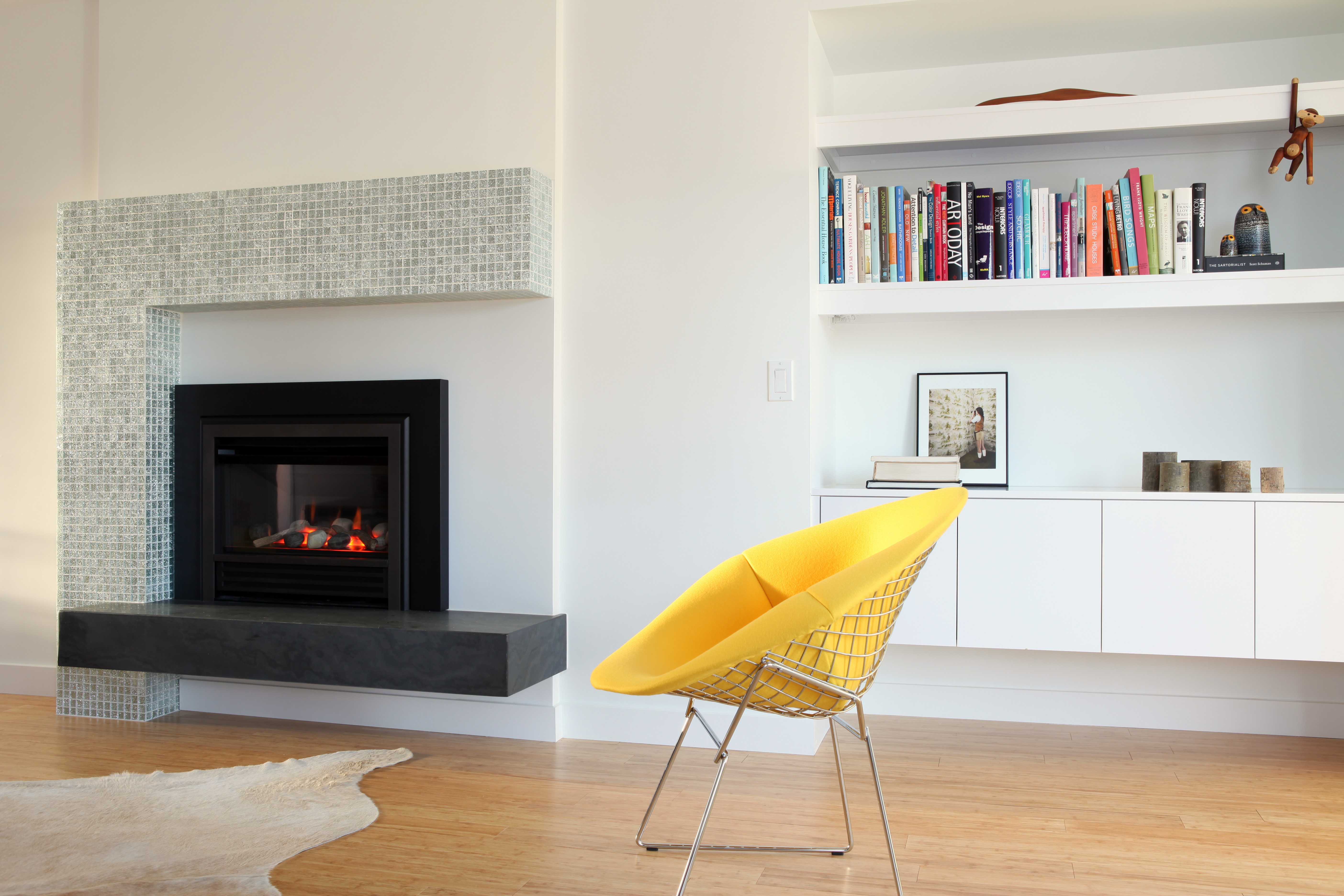 Modern Living Room with Fireplace and Bookshelf HD Wallpaper
