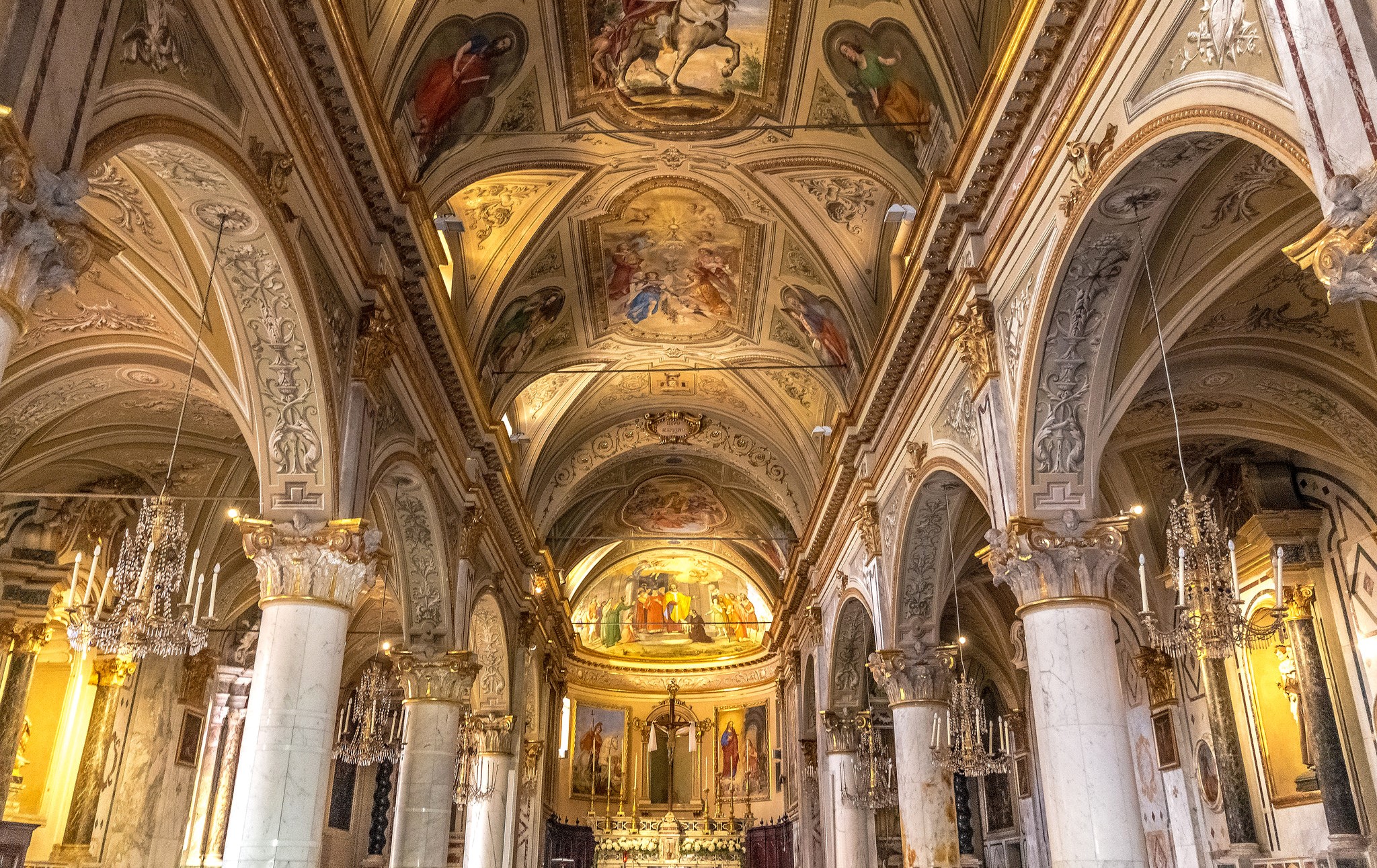 Interior of San Martino Church in Italy HD Wallpaper