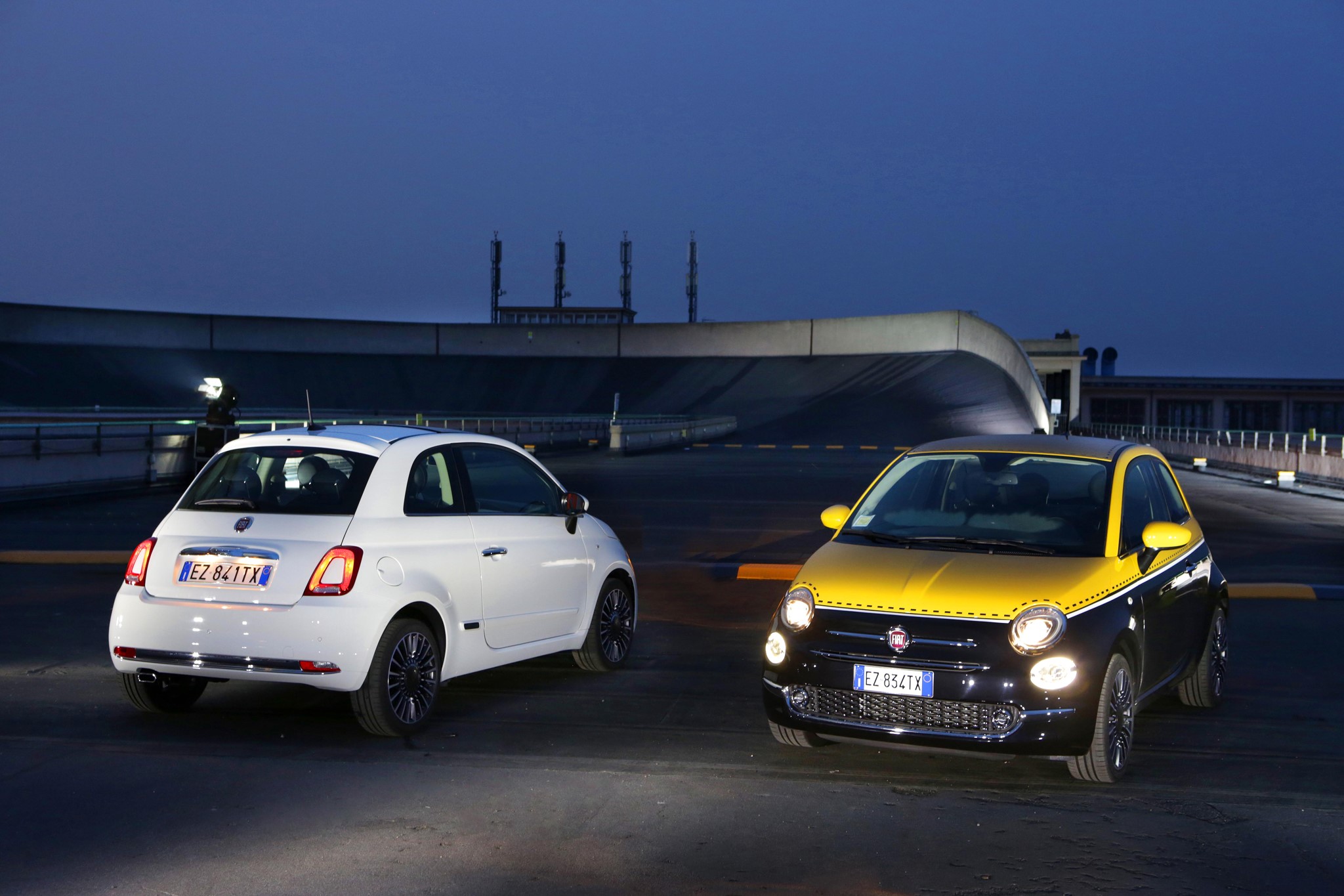 Two Fiat 500 cars at night HD Wallpaper