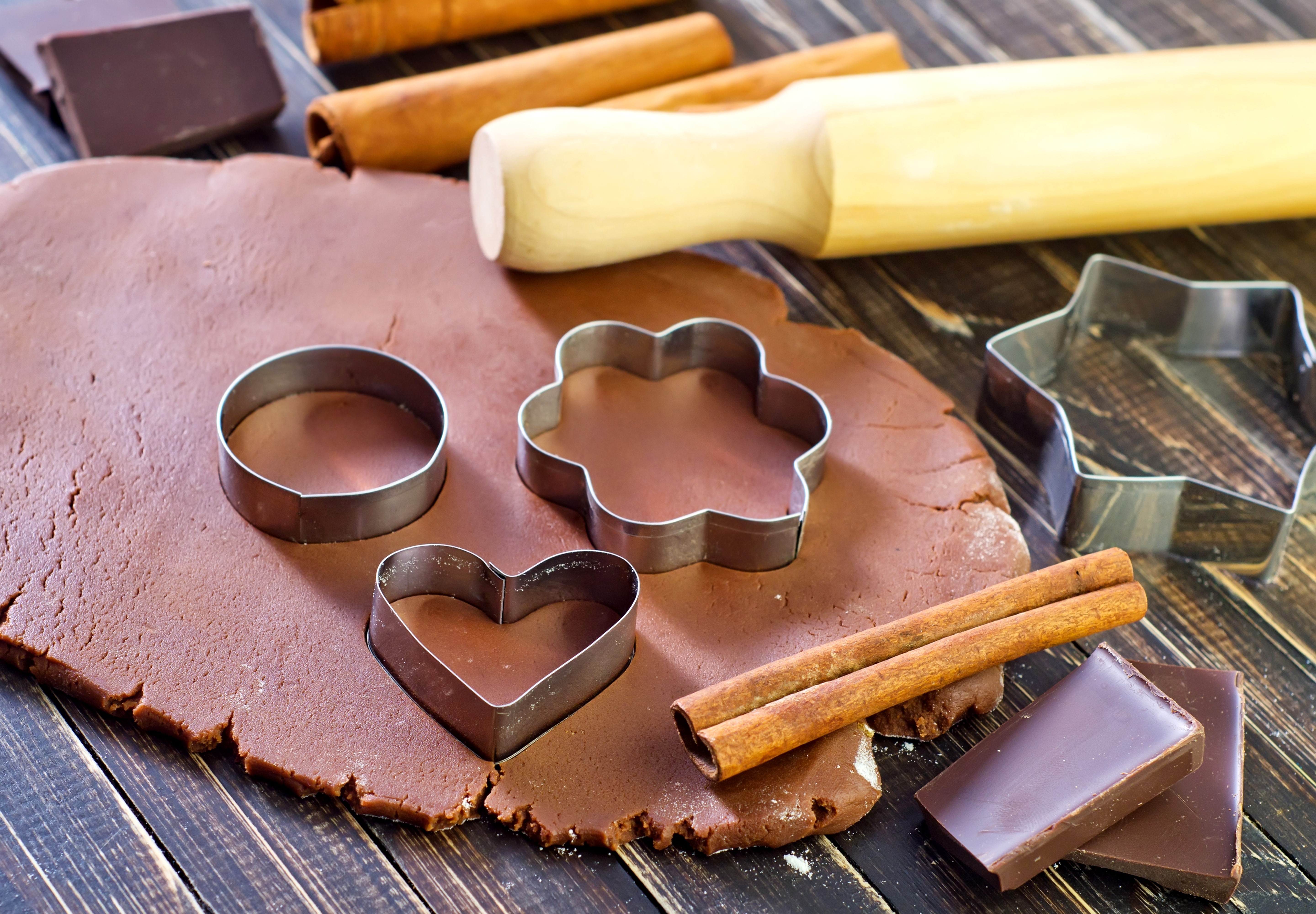 Chocolate cookie dough with cutters and cinnamon HD Wallpaper