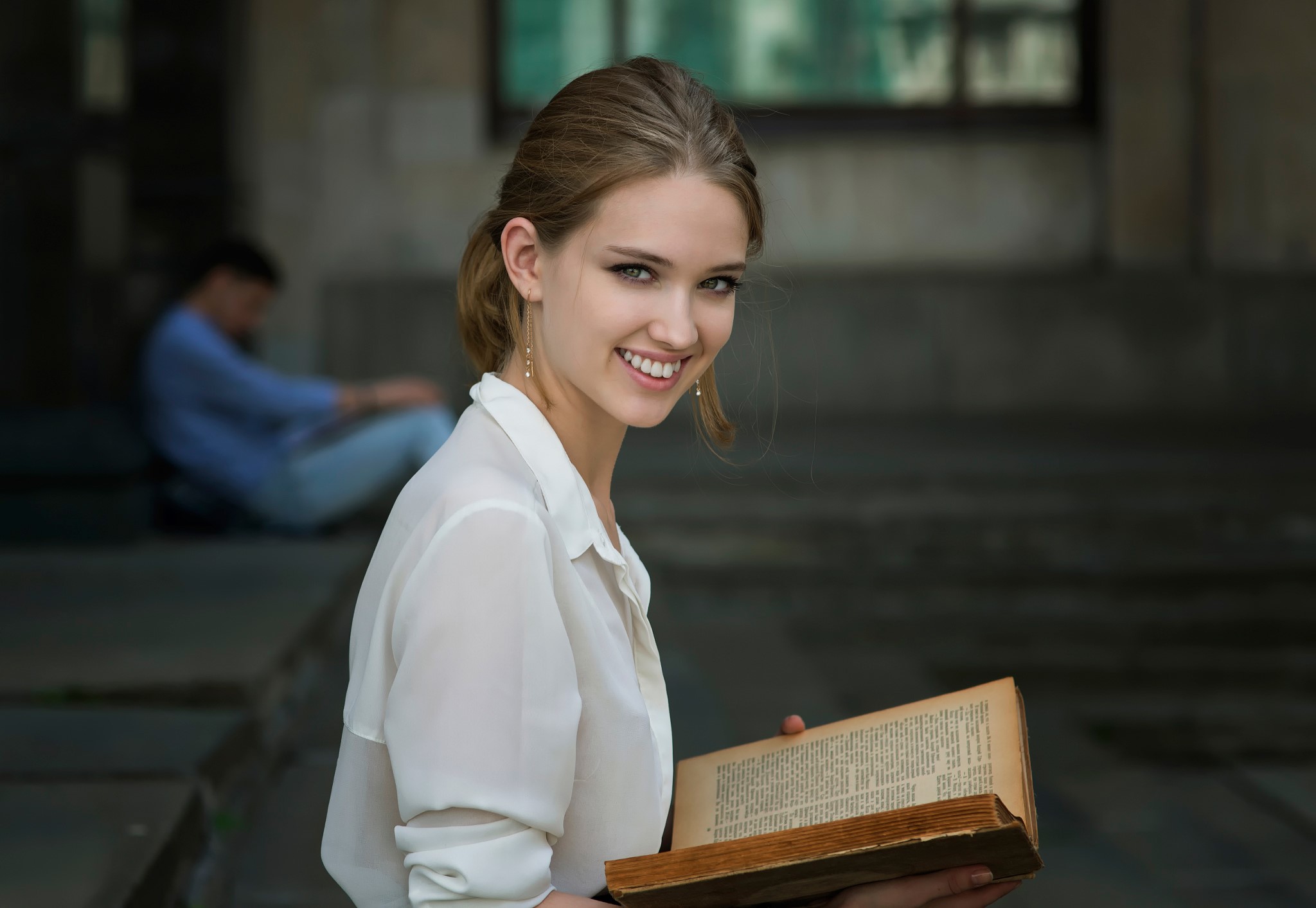 Woman reading a book outdoors HD Wallpaper